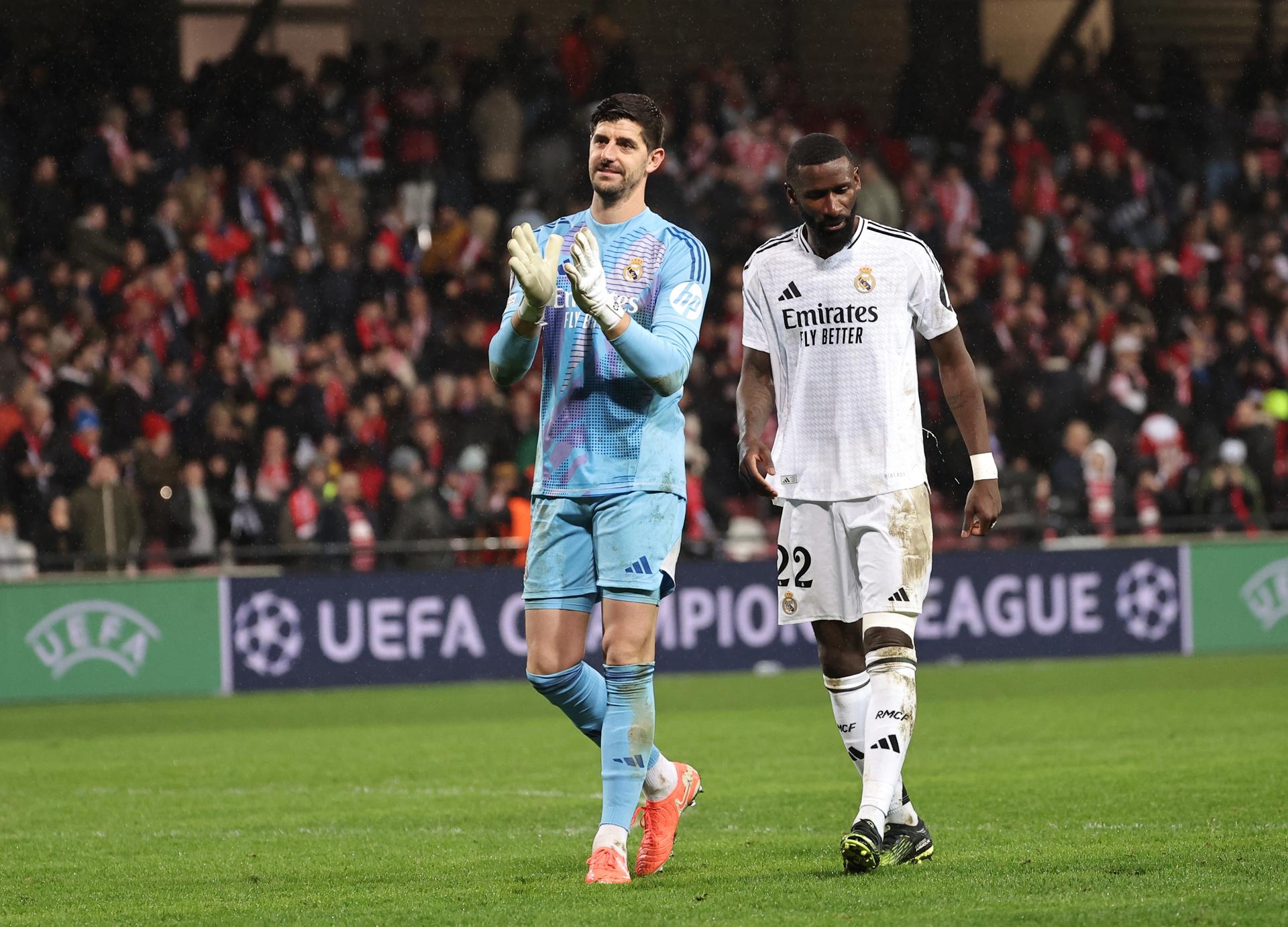 Thibaut Courtois (L) y Antonio Rudiger en foto de esta temporada de CHRISTOPHE PETIT TESSON. EFE/EPA