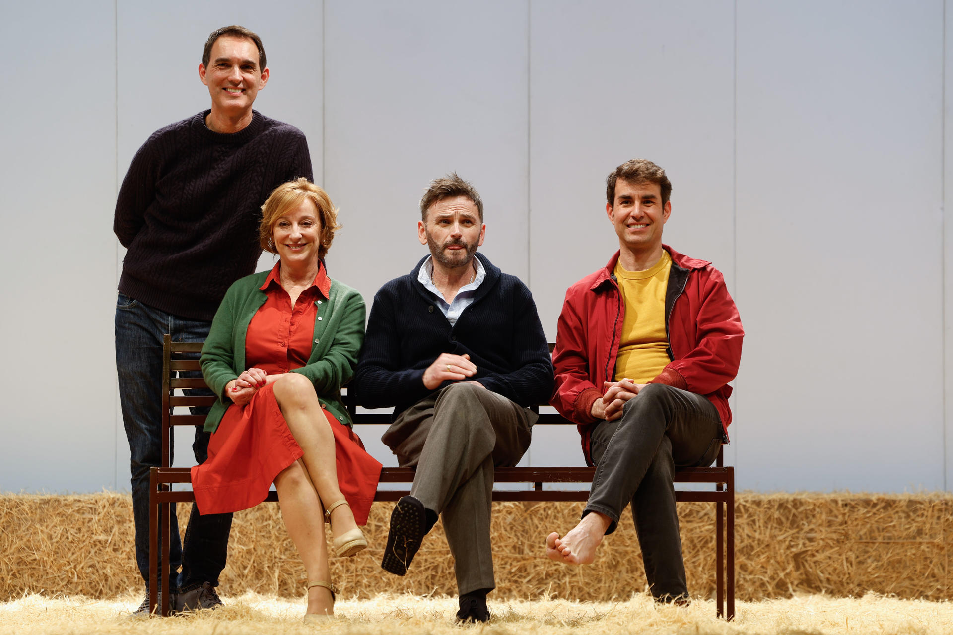 Los actores, Ana Labordeta (2i), Fernando Tejero (2d) y Daniel Muriel (d), durante el pase gráfico de la obra Camino al zoo, bajo la dirección de Juan Carlos Rubio (i), este martes, en el Teatro de Bellas Artes, en Madrid. EFE/ Juanjo Martín