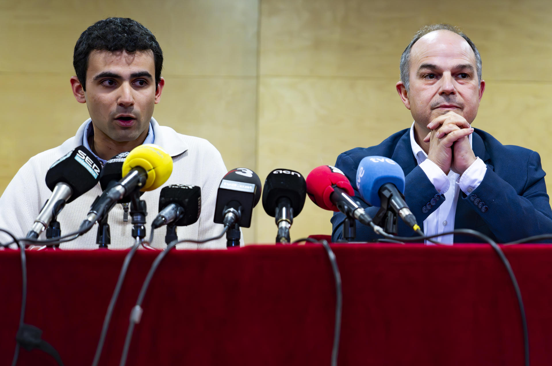 El secretario general de JxCat, Jordi Turull (d) junto al regidor del partido en Ripoll, Ferrán Raigón, durante la rueda de prensa que ha ofrecido este martes para explicar la decisión del partido de no sumarse a una moción de censura contra la alcaldesa de Ripoll (Girona), Sílvia Orriols, porque las condiciones actuales la hacen "inviable" y porque "aumentaría el victimismo" de la líder de la formación de extrema derecha independentista Aliança Catalana. EFE/Siu Wu