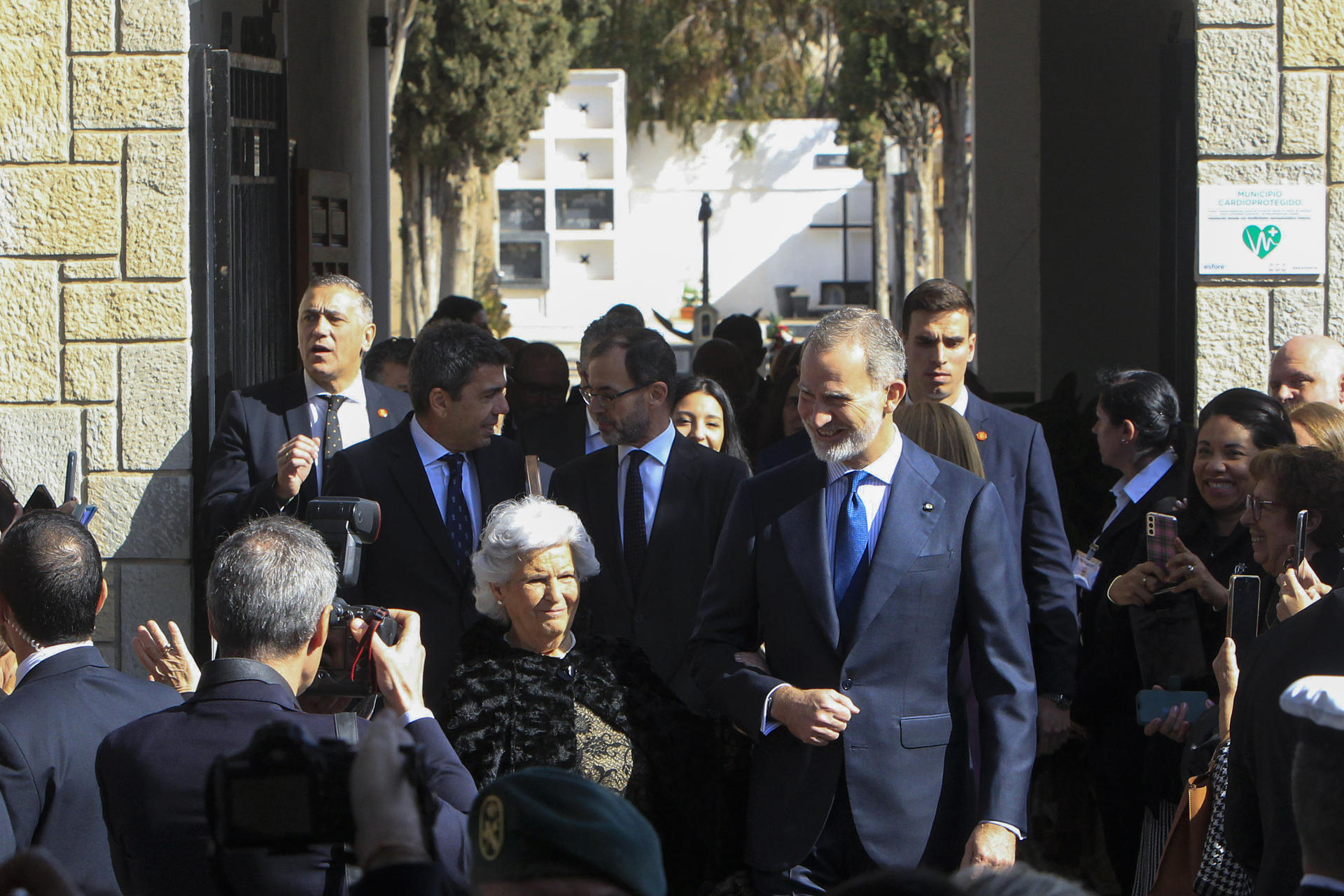 Felipe VI junto a la nieta María Luz Altamira a su salida del cementerio de El Campello (Alicante) donde ha presidido la inhumación del humanista y escritor Rafael Altamira, cofundador del antecedente del Tribunal Internacional de La Haya y dos veces propuesto al Nobel de la Paz y que tuvo que exiliarse durante la dictadura franquista hasta su muerte en México, en 1951. EFE/Morell