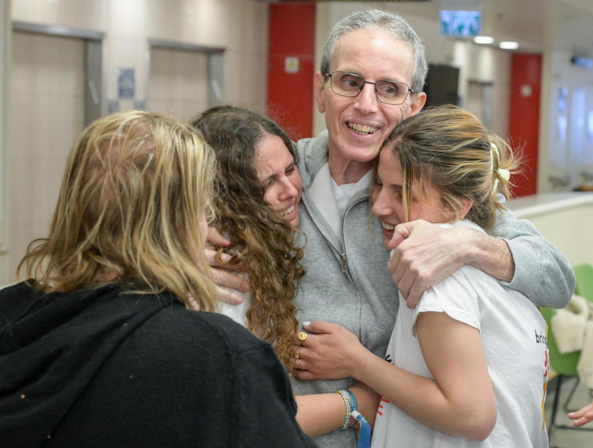Ohad Ben-Ami (2d), uno de los tres israelíes liberados hoy, se reúne con sus familiares en el hospital de Ichilov. Los tres rehenes liberados este sábado por Hamás en la Franja de Gaza, Or Levy, Ohad Ben Ami y Eli Sharabi, ya están en territorio israelí, confirmó este sábado el Ejército de Israel, y han sido trasladados a un hospital. EFE/ Maayan Toaf / GPO/ SÓLO USO EDITORIAL / SÓLO DISPONIBLE PARA ILUSTRAR LA NOTICIA QUE ACOMPAÑA (CRÉDITO OBLIGATORIO)