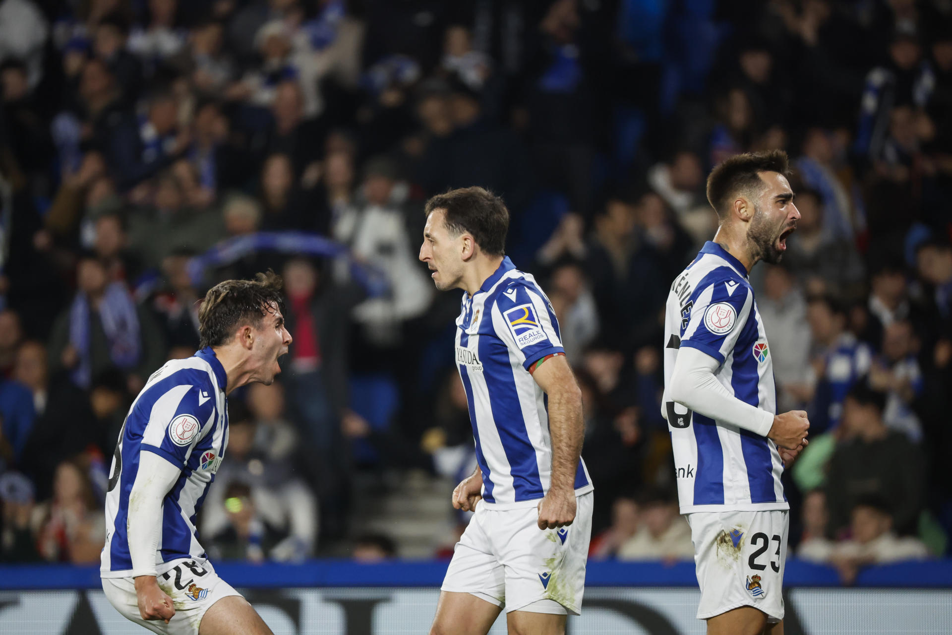 El centrocampista de la Real Sociedad Brais Méndez (d) celebra tras marcar el segundo gol del equipo durante el partido de cuartos de final de la Copa del Rey que su equipo y Osasuna disputan este jueves en el Reale Arena de San Sebastián. EFE/ Javier Etxezarreta