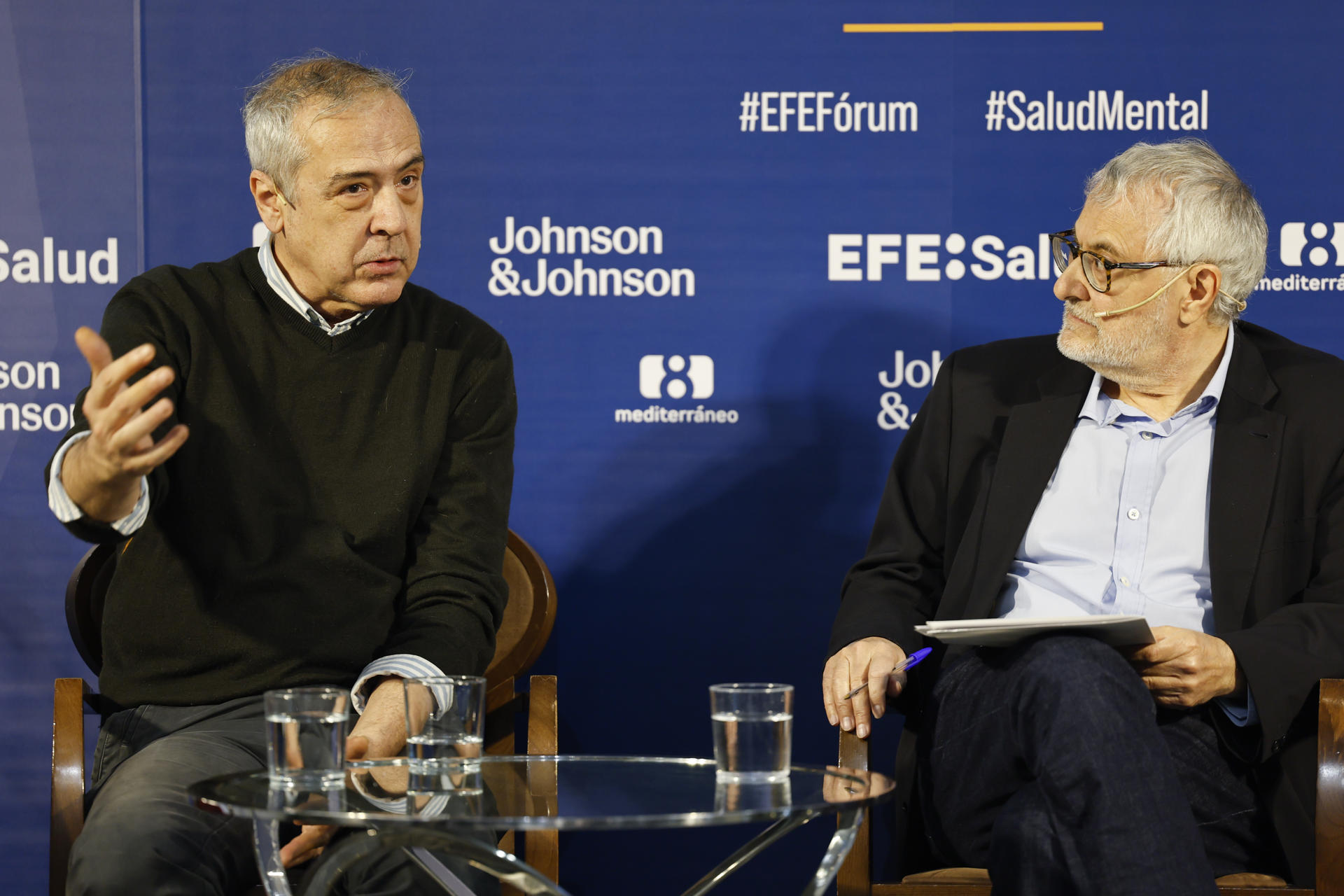 El jefe de Servicio de Psiquiatría en el Hospital Universitario y Politécnico de La Fe de Valencia, Dr. José Alberto Domínguez (i), junto al director de EFE Salud, Javier Tova, durante el EFE Fórum Salud ‘Nuevos retos en salud mental tras la dana’. EFE/Ana Escobar