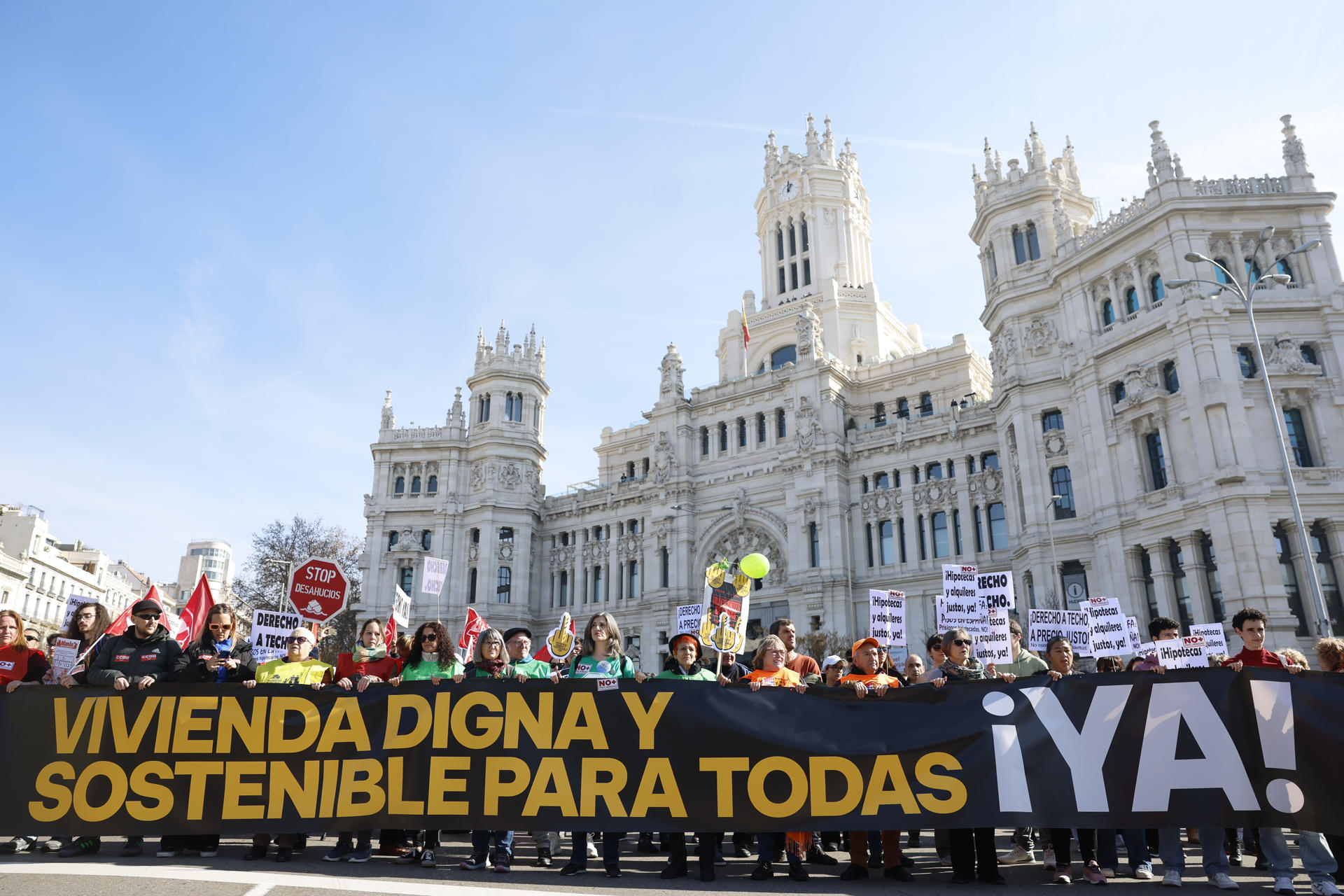 Manifestación de este domingo en Madrid por el derecho a la vivida digna y asequible y contra la especulación inmobiliaria. EFE/ Juanjo Martin
