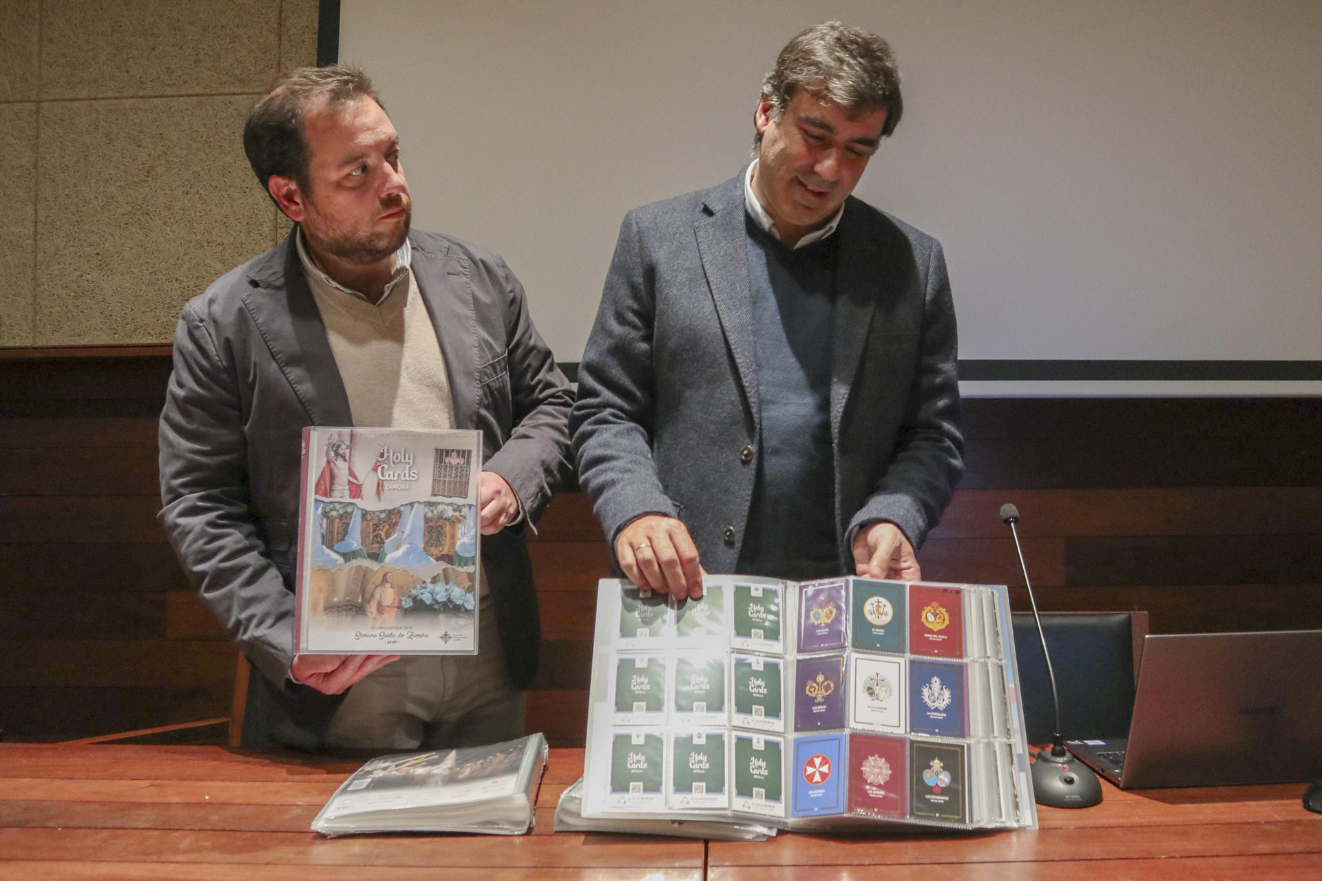 Los representantes de la promotora, Juan Carlos Ramos (i) y Javier Ayala (d) durante la presentación en Zamora de las colecciones de cromos tipo carta de sus celebraciones de Semana Santa, que se comercializarán a partir del próximo año. EFE/Mariam A. Montesinos