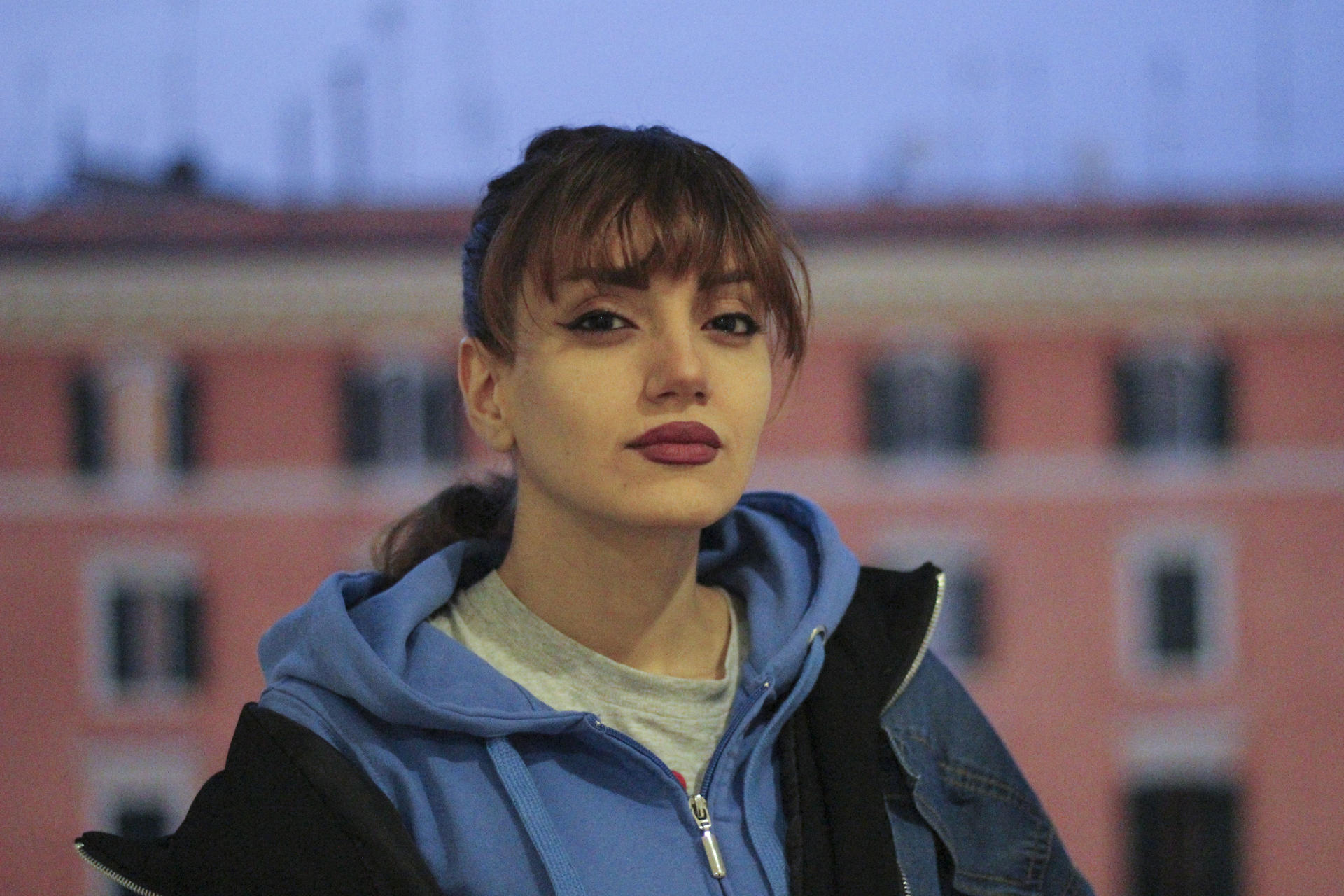 Casi 10 meses pasó en prisión en Italia la activista kurdo-iraní Maysoon Majidi, absuelta este mes de febrero del cargo de tráfico de personas con una sentencia con la que obtuvo "justicia", según asegura a EFE, aunque denuncia que llegó "tarde" y que tuvo que vivir un largo proceso judicial por un delito que no cometió. EFE/ Joan Mas