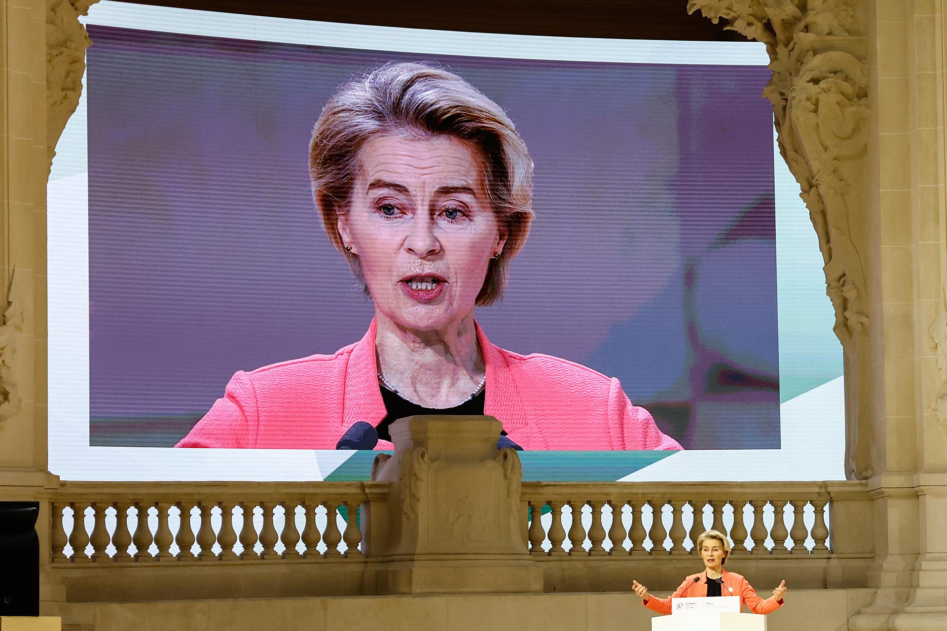 La presidenta de la Comisión Europea, Ursula von der Leyen, pronuncia un discurso durante una sesión plenaria de la Cumbre de Acción de Inteligencia Artificial (IA) en el Gran Palais de París, Francia, el 11 de febrero de 2025. La cumbre se llevará a cabo del 10 al 11 de febrero. (Francia) EFE/EPA/MOHAMMED BADRA