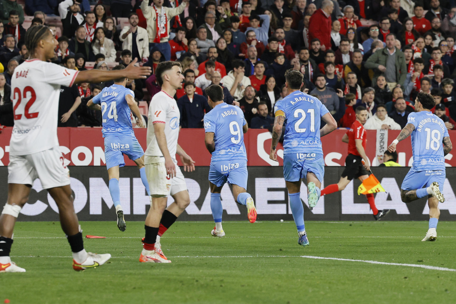 El defensa del Mallorca Martin Valjent (i) celebra tras marcar ante el Sevilla, durante el partido de LaLiga de fútbol que Sevilla FC y RCD Mallorca han disputado en el estadio Ramón Sánchez-Pizjuán. EFE/José Manuel Vidal