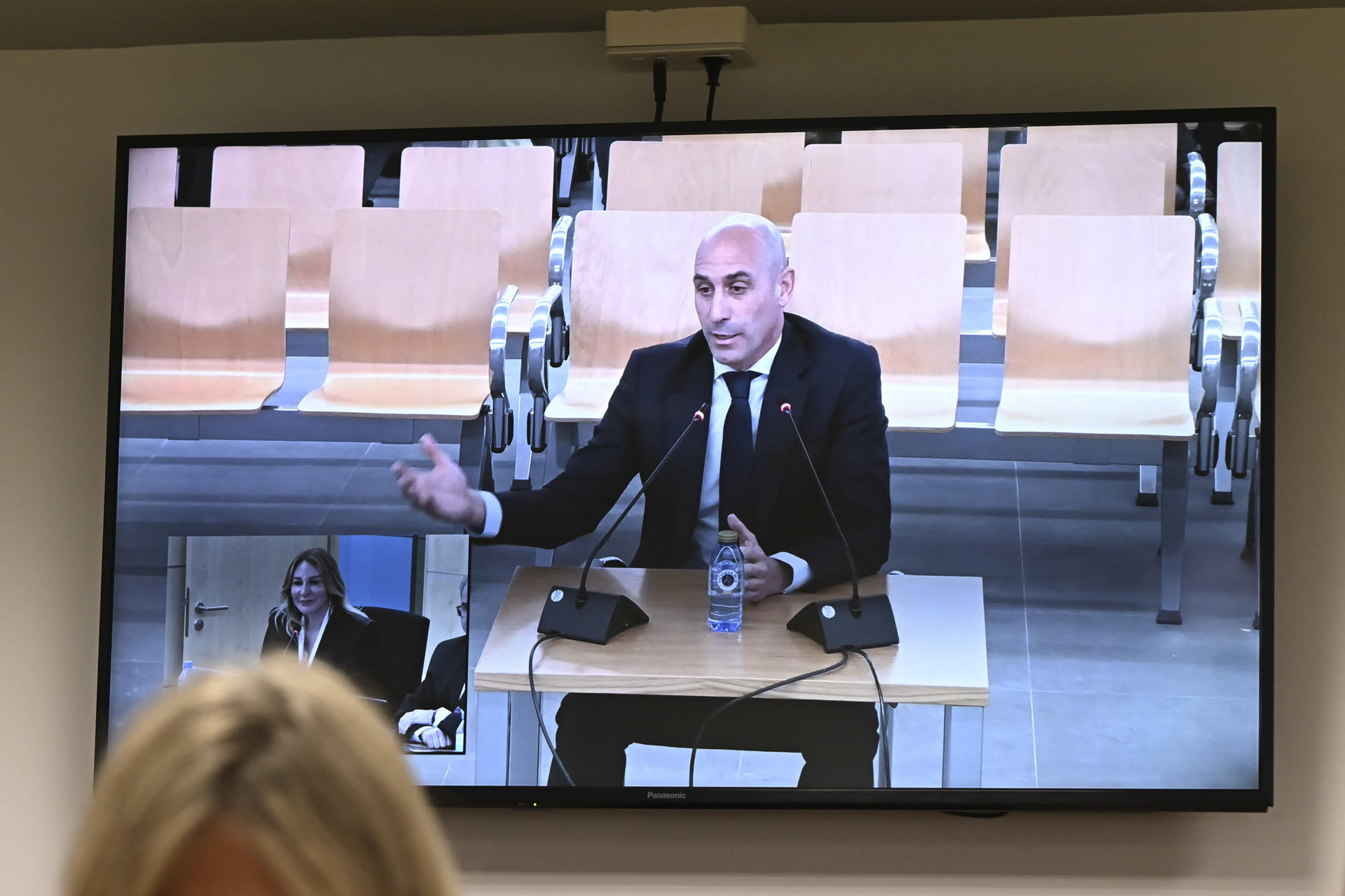 Vista de la pantalla en la sala de prensa de la Audiencia Nacional en San Fernando de Henares donde se ve la declaración d expresidente de la Federación de Fútbol Luis Rubiales por el beso que dio a Jenni Hermoso tras la final del Mundial de 2023. EFE/ Fernando Villar