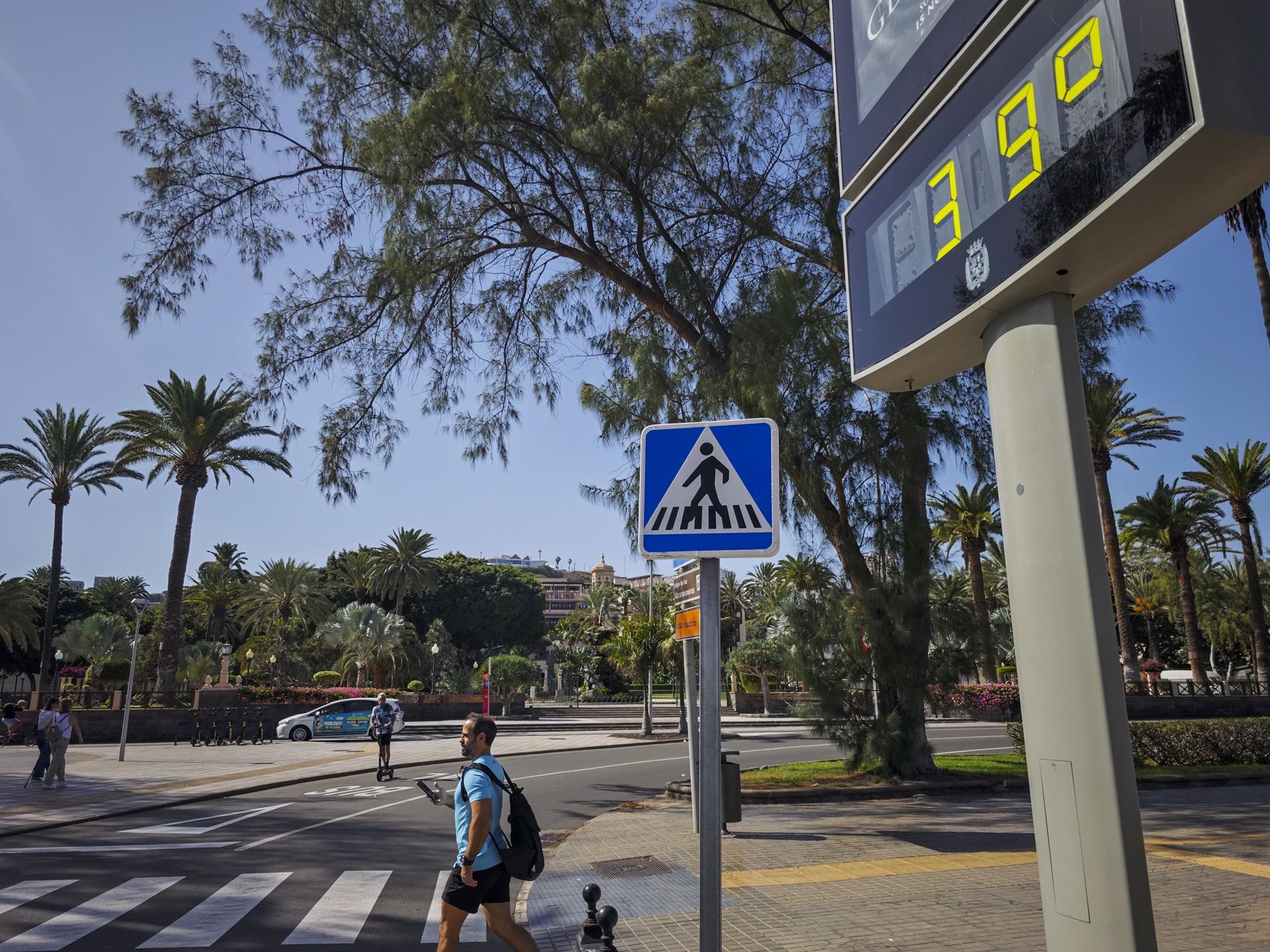 En la imagen de archivo, un termómetro marca 39 grados en Las Palmas de Gran Canaria. EFE/ Ángel Medina G.