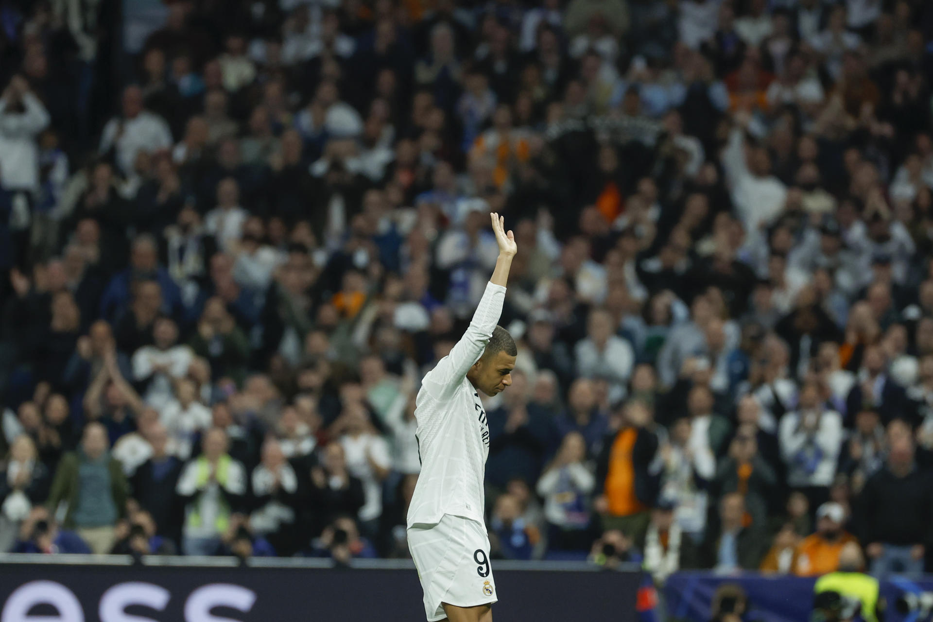 El delantero francés del Real Madrid Kylian Mbappé saluda a la afición al abandonar el terreno de juego durante el partido de vuelta de la eliminatoria previa a los octavos de final de la Liga de Campeones que Real Madrid y Manchester City disputaron en el estadio Santiago Bernabéu. EFE/Juanjo Martín