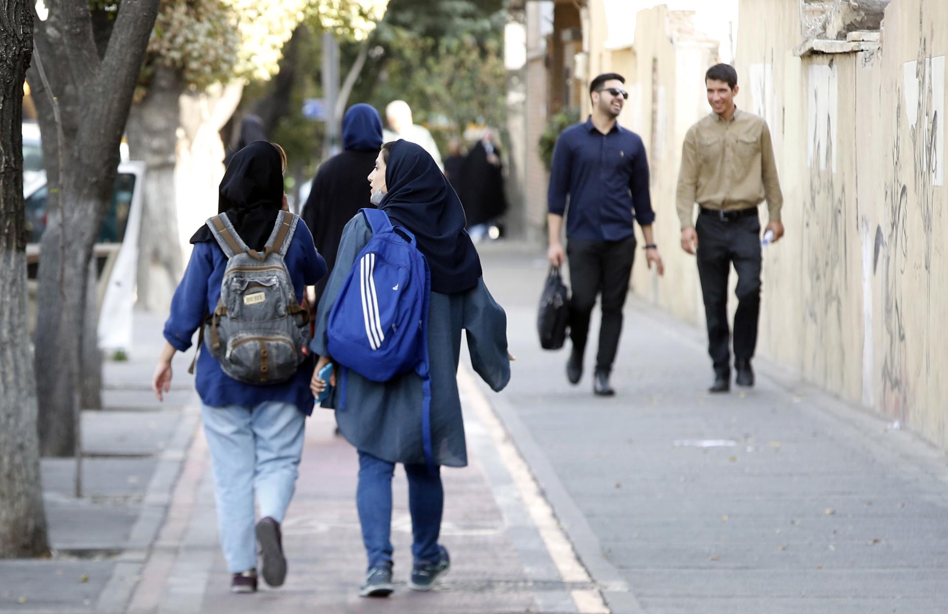 Mujeres con pañuelo en las calles de Teherán en octubre de 2022. EFE/EPA/ABEDIN TAHERKENAREH