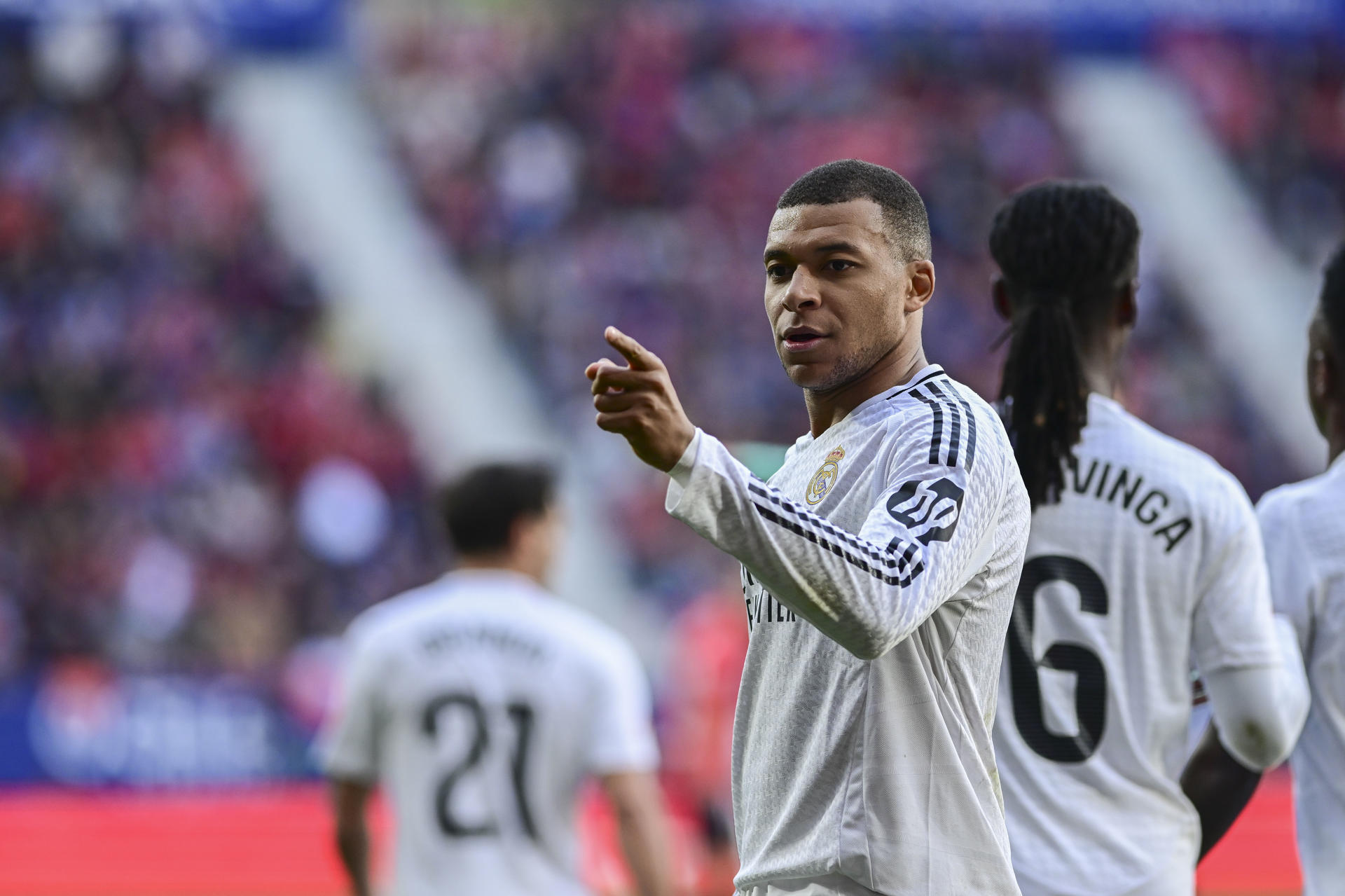 El delantero francés del Real Madrid Kylian Mbappé, celebra su gol contra Osasuna, durante el partido de la jornada 24 de la LaLiga EA Sports, disputado en el estadio el Sadar de Pamplona. EFE/ Iñaki Porto