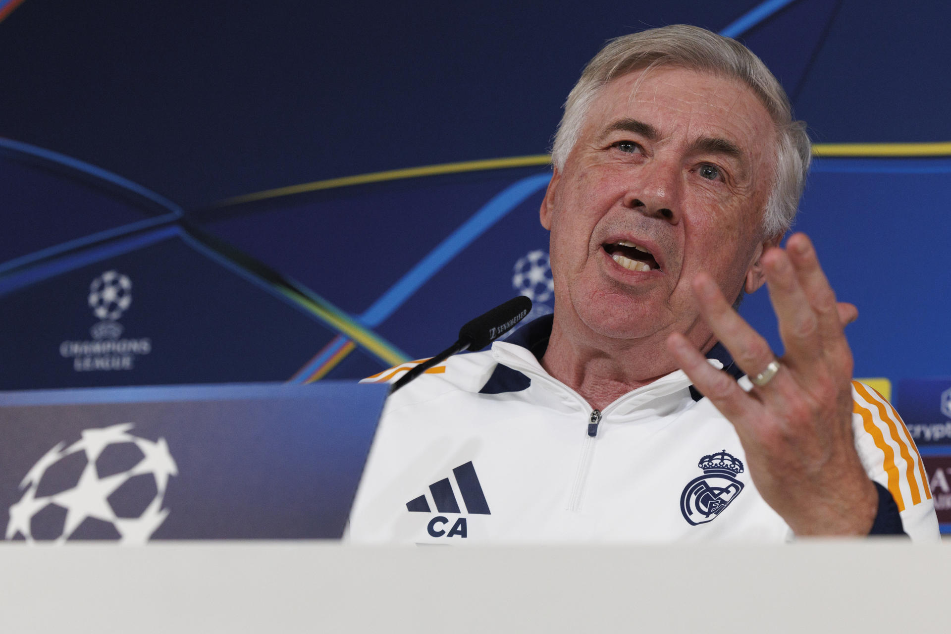 El entrenador del Real Madrid, Carlo Ancelotti durante la rueda de prensa posterior al entrenamiento previo al partido de vuelta de Liga de Campeones frente al Manchester City del miércoles. EFE/Sergio Pérez