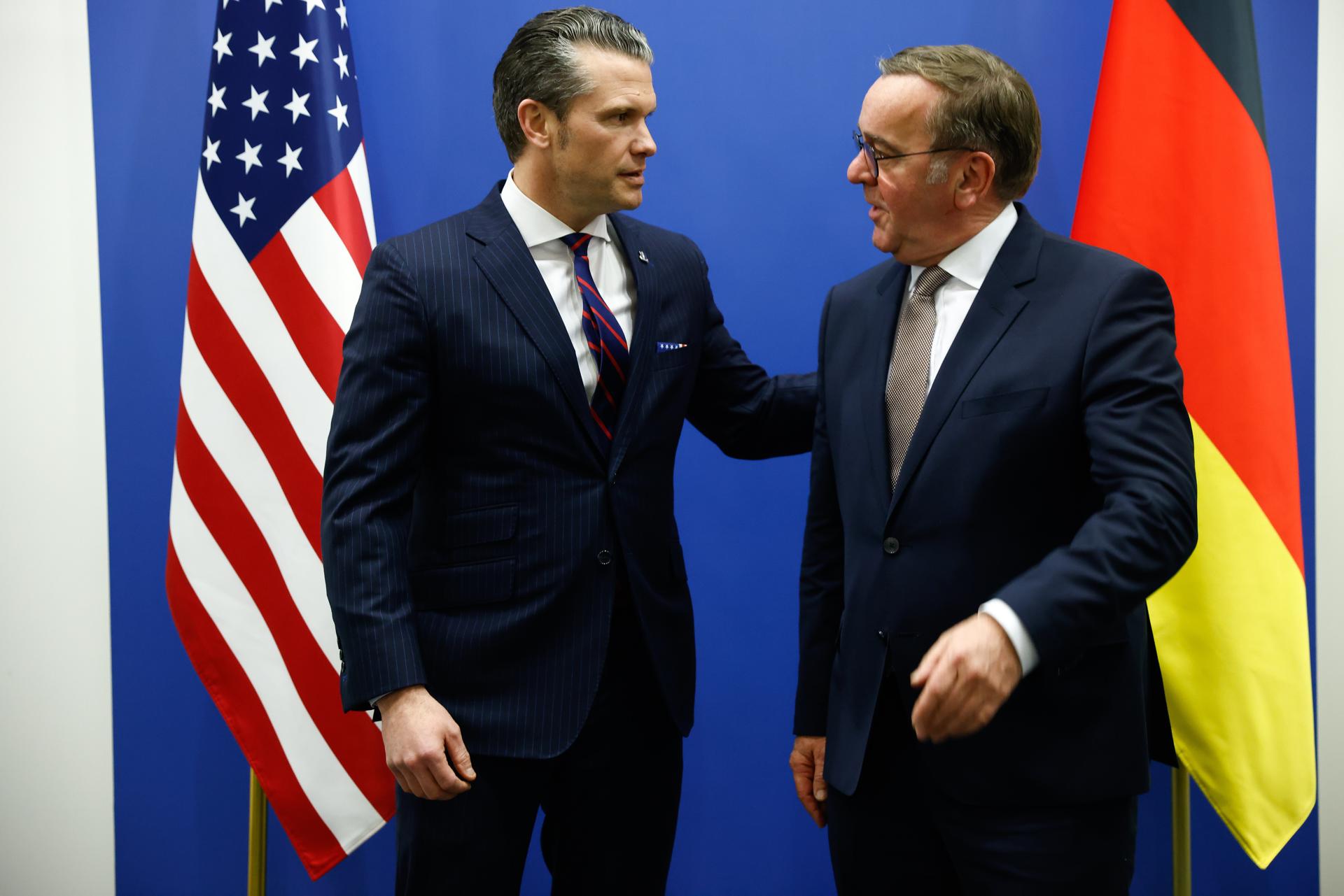 El secretario de Defensa de EE. UU., Pete Hegseth (I), habla con el ministro de Defensa alemán, Boris Pistorius, en la víspera de una reunión de ministros de Defensa de la OTAN en la sede de la alianza en Bruselas, Bélgica, 12 de febrero de 2025. (Bélgica, Bruselas) EFE/EPA/Johanna Geron / POOL