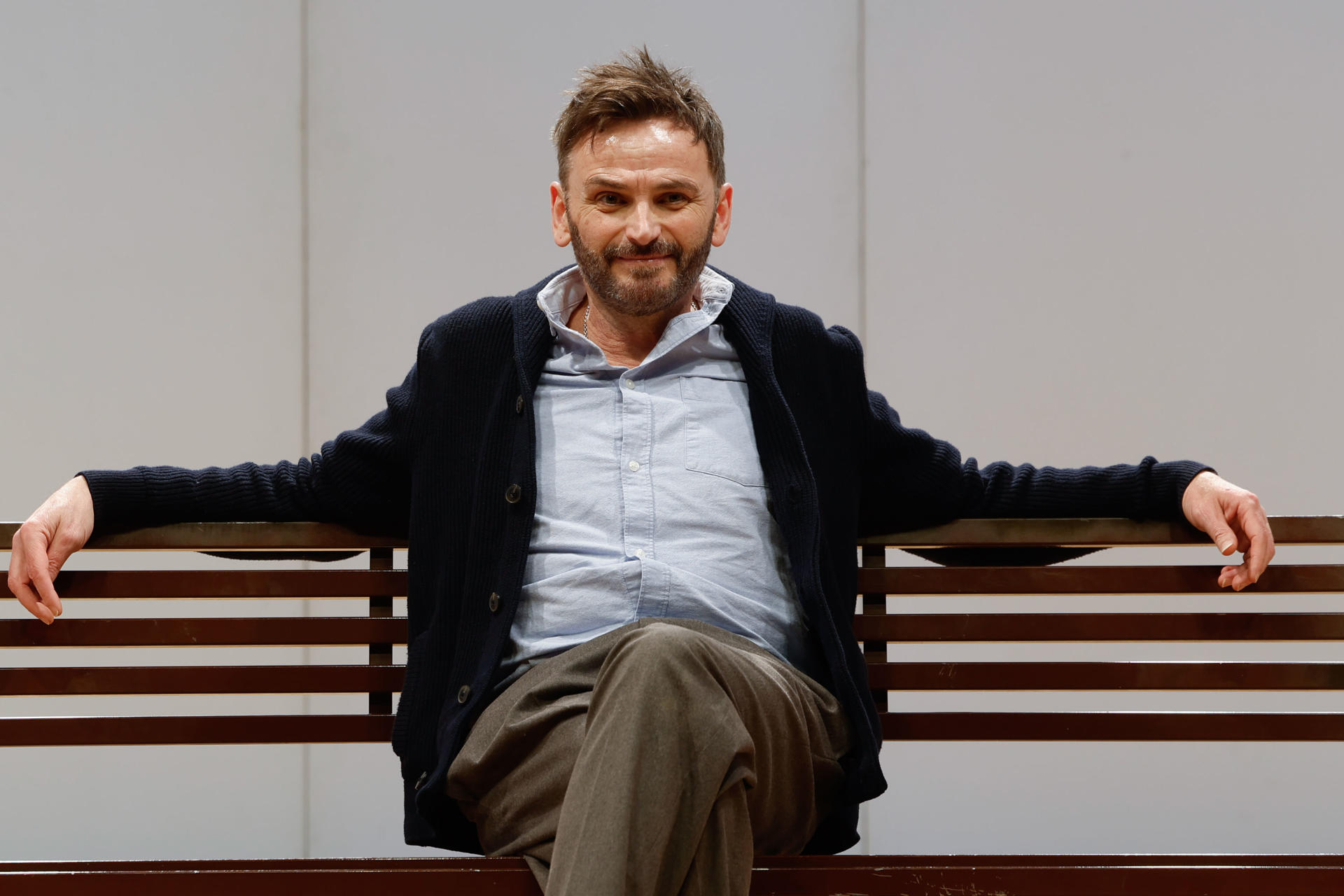 El actor Fernando Tejero actúa durante el pase gráfico de la obra Camino al zoo, bajo la dirección de Juan Carlos Rubio, este martes, en el Teatro de Bellas Artes, en Madrid. EFE/ Juanjo Martín