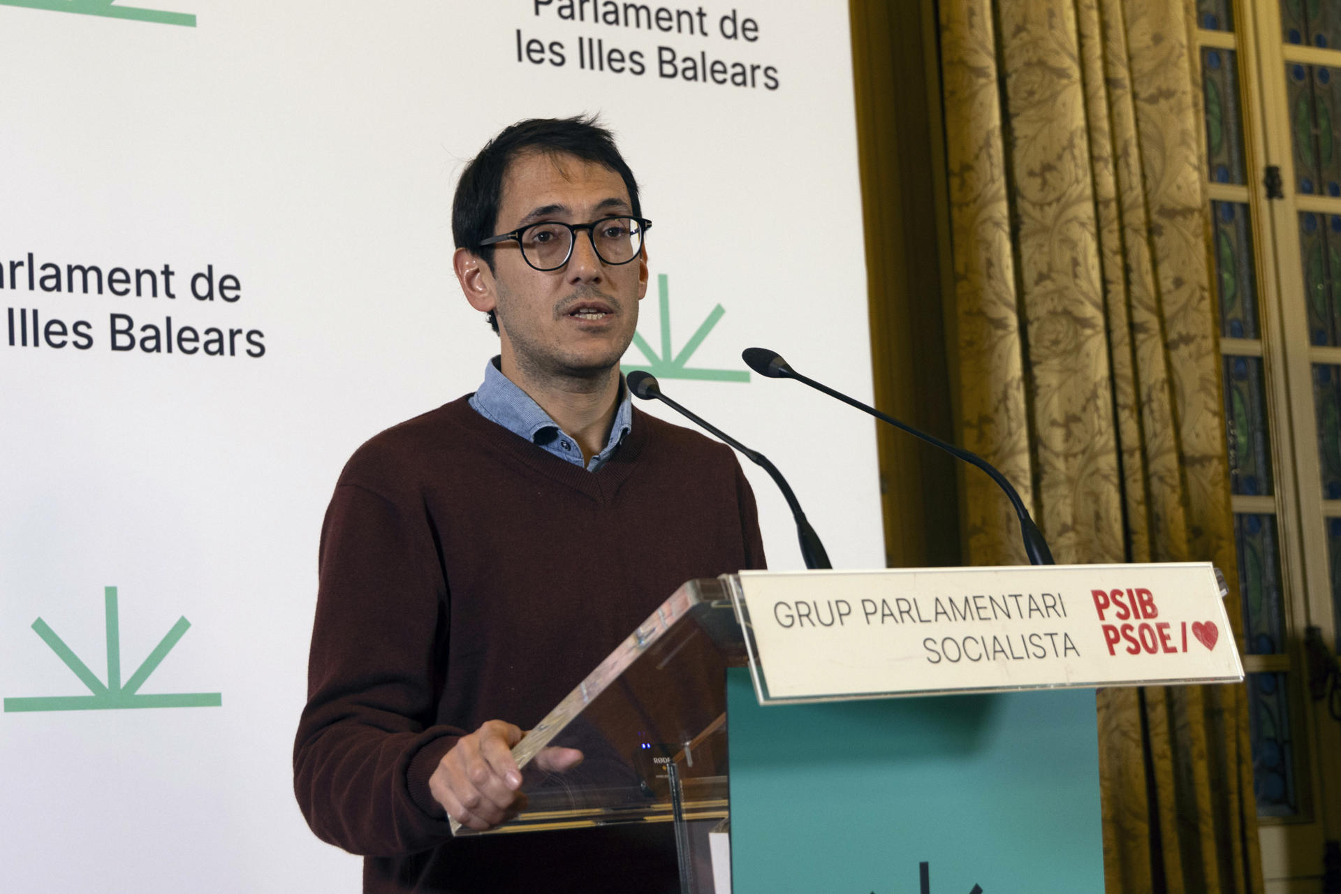 El portavoz del PSOE en el Parlament Balear Iago Negueruela hace declaraciones sobre la apertura de juicio contra Le Senne, esta mañana en el Parlament. EFE/Cati Cladera