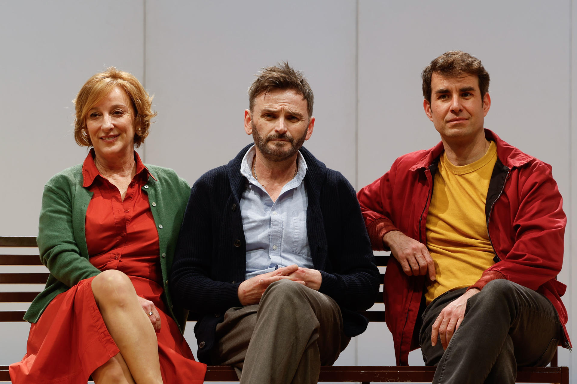 Los actores, Ana Labordeta (i), Fernando Tejero (c) y Daniel Muriel, actúan durante el pase gráfico de la obra Camino al zoo, bajo la dirección de Juan Carlos Rubio, este martes, en el Teatro de Bellas Artes, en Madrid. EFE/ Juanjo Martín