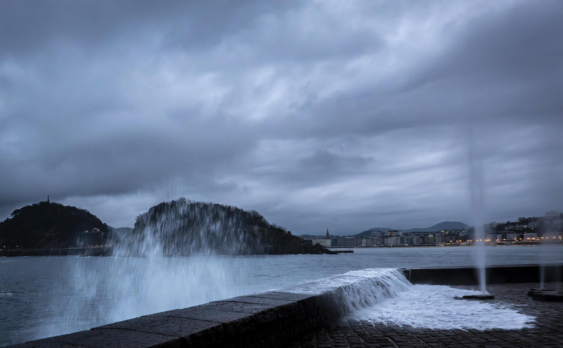 Vista del Peine del Viento de San Sebastián a primera hora de este lunes. EFE/Javier Etxezarreta
