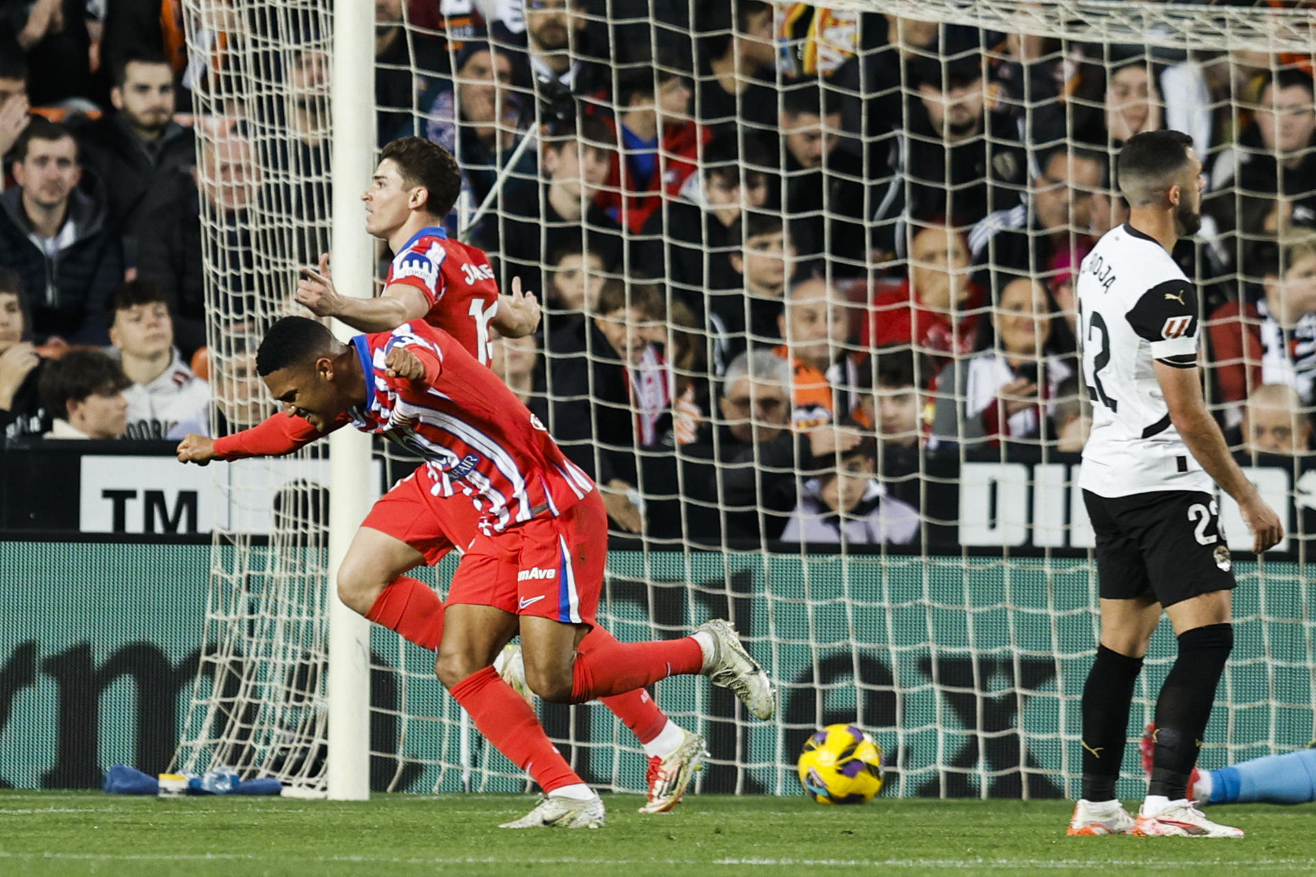 Los jugadores del Atlético de Madrid, el brasileño Samuel Lino (i) y el argentino Julián Álvarez, celebran el primer gol del equipo rojiblanco durante el encuentro correspondiente a la jornada 25 de Laliga EA Sports que disputaron Valencia y Atlético de Madrid en el estadio de Mestalla. EFE / Kai Forsterling.
