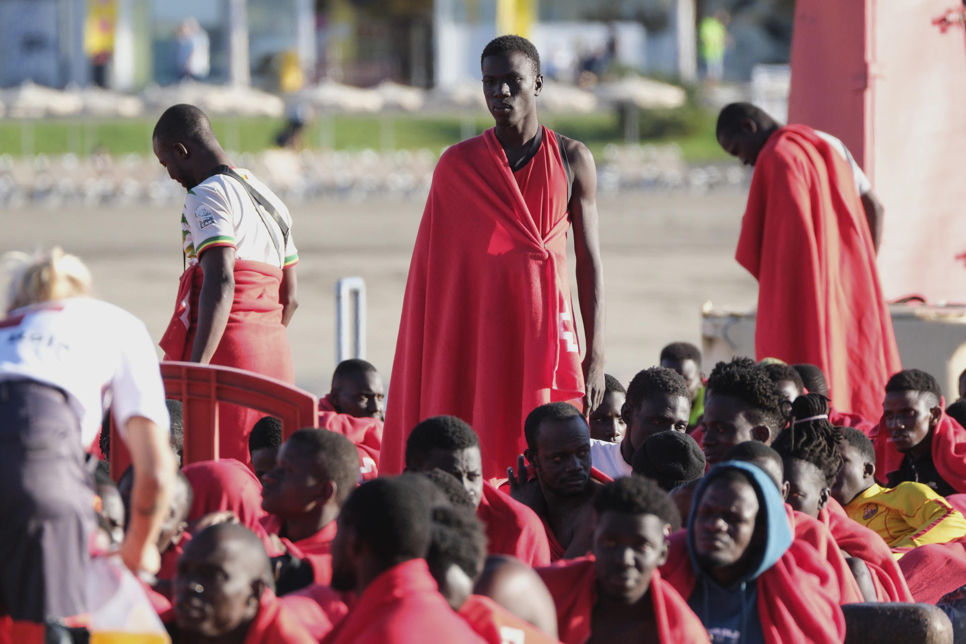 Salvamento Marítimo ha rescatado este miércoles a 224 personas de dos cayucos que navegaban al sur de El Hierro y las ha traslado a puerto de Las Cristianos, en Tenerife, donde han sido atendidos por personal de Cruz Roja.EFE/ Alberto Valdés