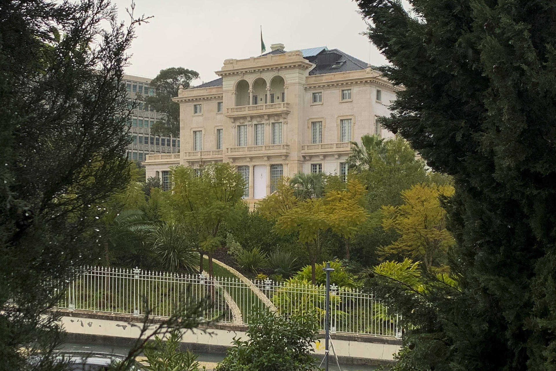 -Vista general del palacete Henrique de Mendonça, sede global del imanato ismaelita, junto al céntrico parque de Eduardo VII, este martes en Lisboa, donde líderes musulmanes ismaelitas juraron este martes lealtad al príncipe Rahim Aga Khan V en una ceremonia para celebrar su proclamación como imán, tras el fallecimiento hace una semana de su padre, Karim Aga Khan IV. El acto, que fue a puerta cerrada, fue retransmitido en vivo en 'jamatkhanas' (lugares de reunión) en más de 35 países.- EFE/Carlota Ciudad