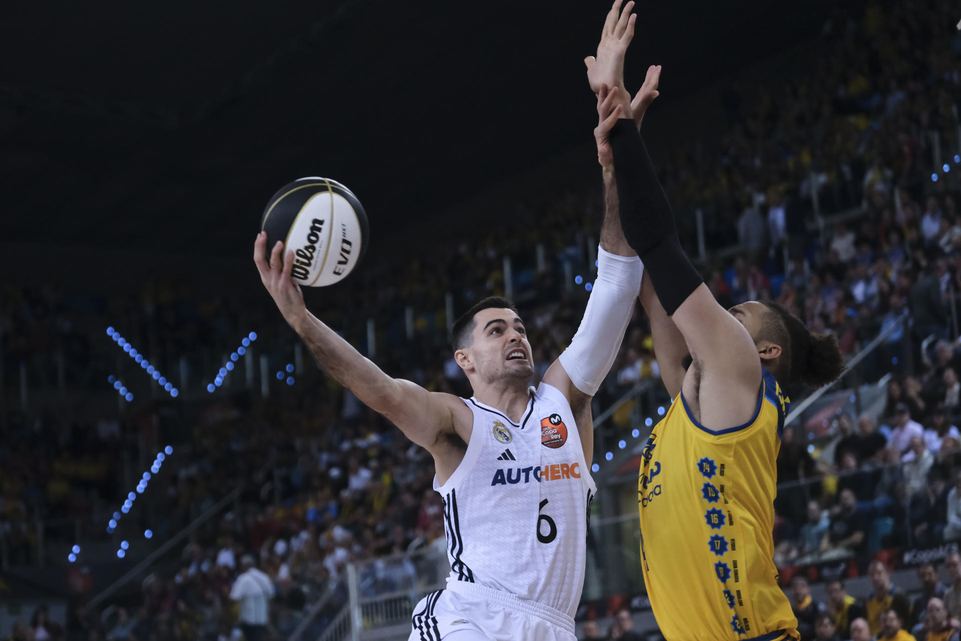 El alero del Real Madrid Alberto Abalde (i) entra a canasta durante el partido de semifinal de la Copa del Rey que Dreamland Gran Canaria y Real Madrid disputaron en el Gran Canaria Arena, en Las Palmas de Gran Canaria.-EFE/ Angel Medina G.