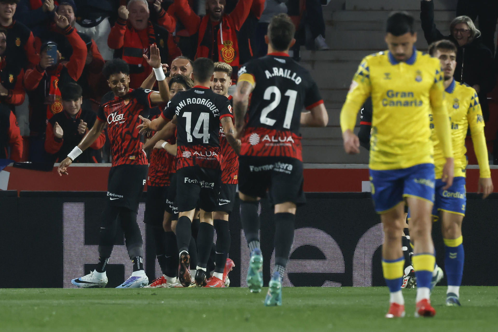 Los jugadores del Mallorca celebran el gol de Vedat Muriqi durante el partido de la jornada 24 de LaLiga EA Sports entre el RCD Mallorca y la UD Las Palmas, este domingo en el Estadi Mallorca Son Moix .-EFE/ Cati Cladera