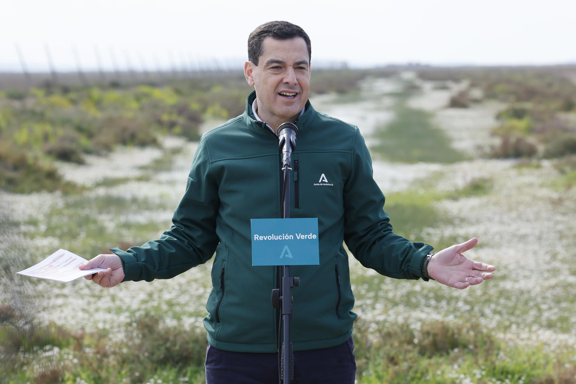 El presidente de la Junta de Andalucía, Juanma Moreno, durante la visita realizada al Espacio Natural de Doñana, este lunes en Isla Mayor (Sevilla).EFE/José Manuel Vidal