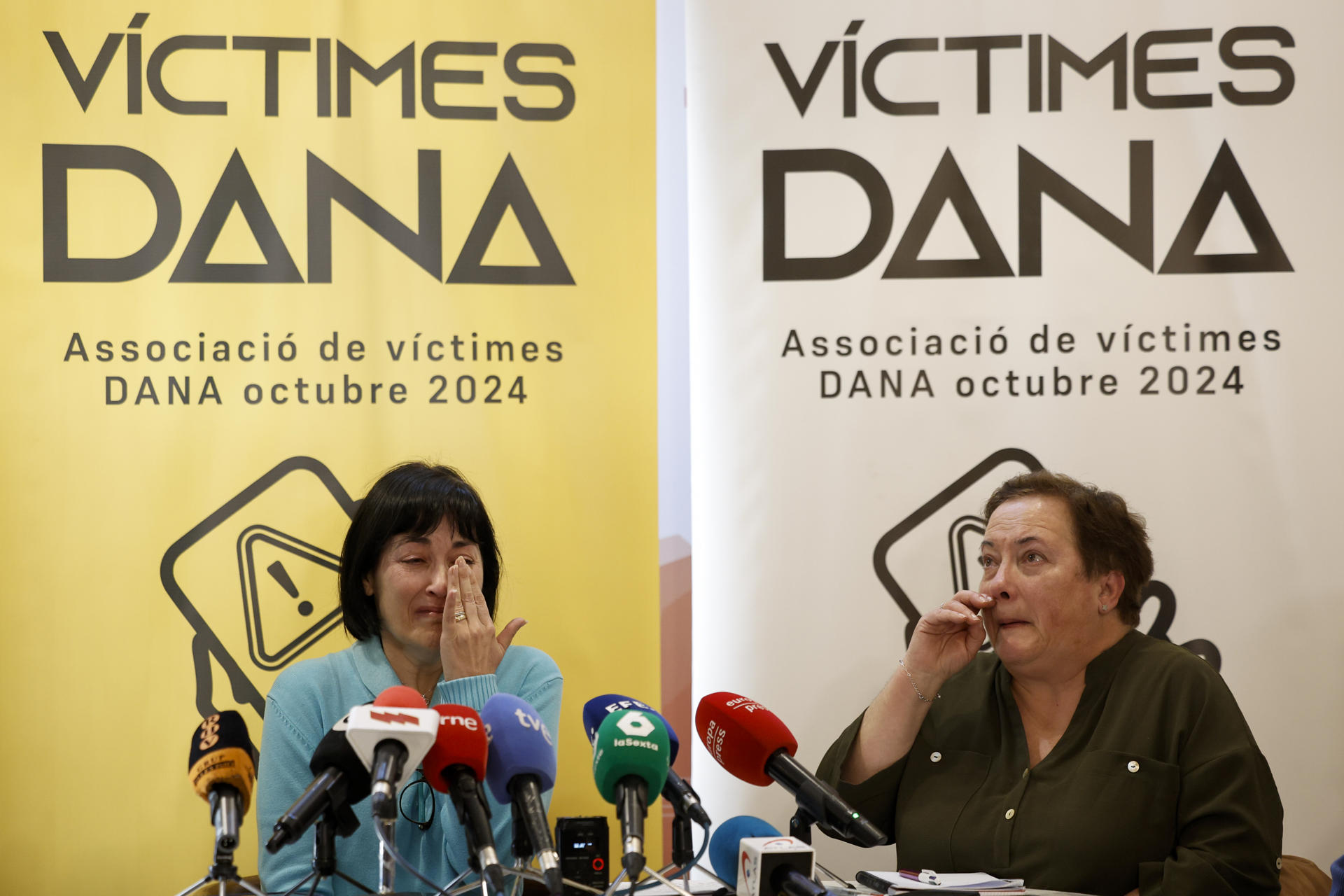 Dos integrantes de la Asociación de Víctimas DANA octubre 2024 reaccionan durante la presentación de la agrupación que nace con la voluntad de representar a todas las víctimas de los municipios afectados. EFE/Biel Aliño