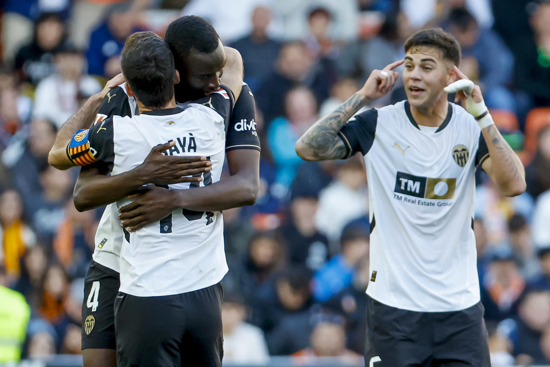 El defensa francés del Valencia Mouctar Diakhaby (2i) celebra con sus compañeros el gol marcado ante el Leganés, segundo para el equipo che, durante el partido de LaLiga disputado este domingo entre el Valencia y el Leganés en el estadio de Mestalla. EFE/Ana Escobar