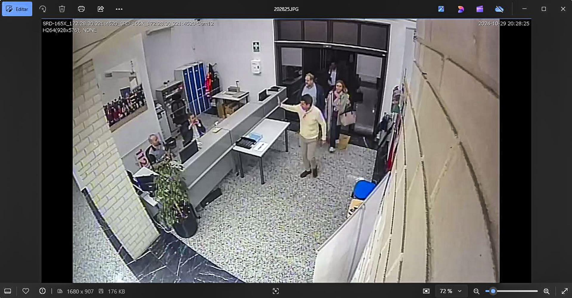 Imagen facilitada este miércoles de la cámara de seguridad del Centro de Coordinación de Emergencias incluida en el informe firmado por el coordinador de Prevención y Emergencias en la que se observa al president de la Generalitat, Carlos Mazón, accediendo a las instalaciones a las 20.28 del pasado 29 de octubre. EFE/ Àgencia De Seguretat I Èmergencies SOLO USO EDITORIAL SOLO DISPONIBLE PARA ILUSTRAR LA NOTICIA QUE ACOMPAÑA (CRÉDITO OBLIGATORIO)