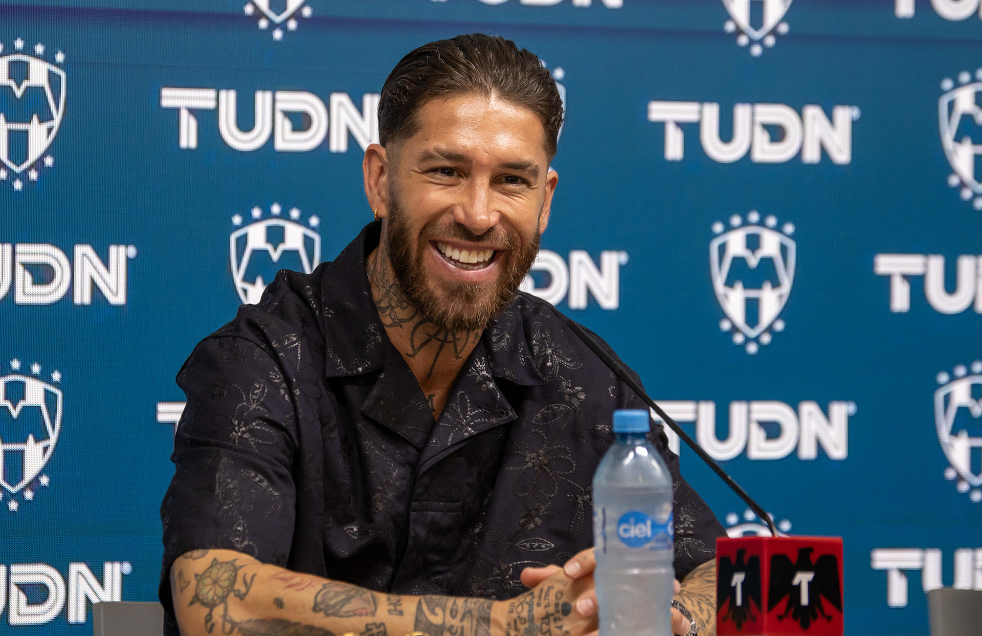 El jugador español Sergio Ramos habla durante una rueda de prensa en su presentación como nuevo jugador de Monterrey, este domingo en Monterrey (México). EFE/ Miguel Sierra