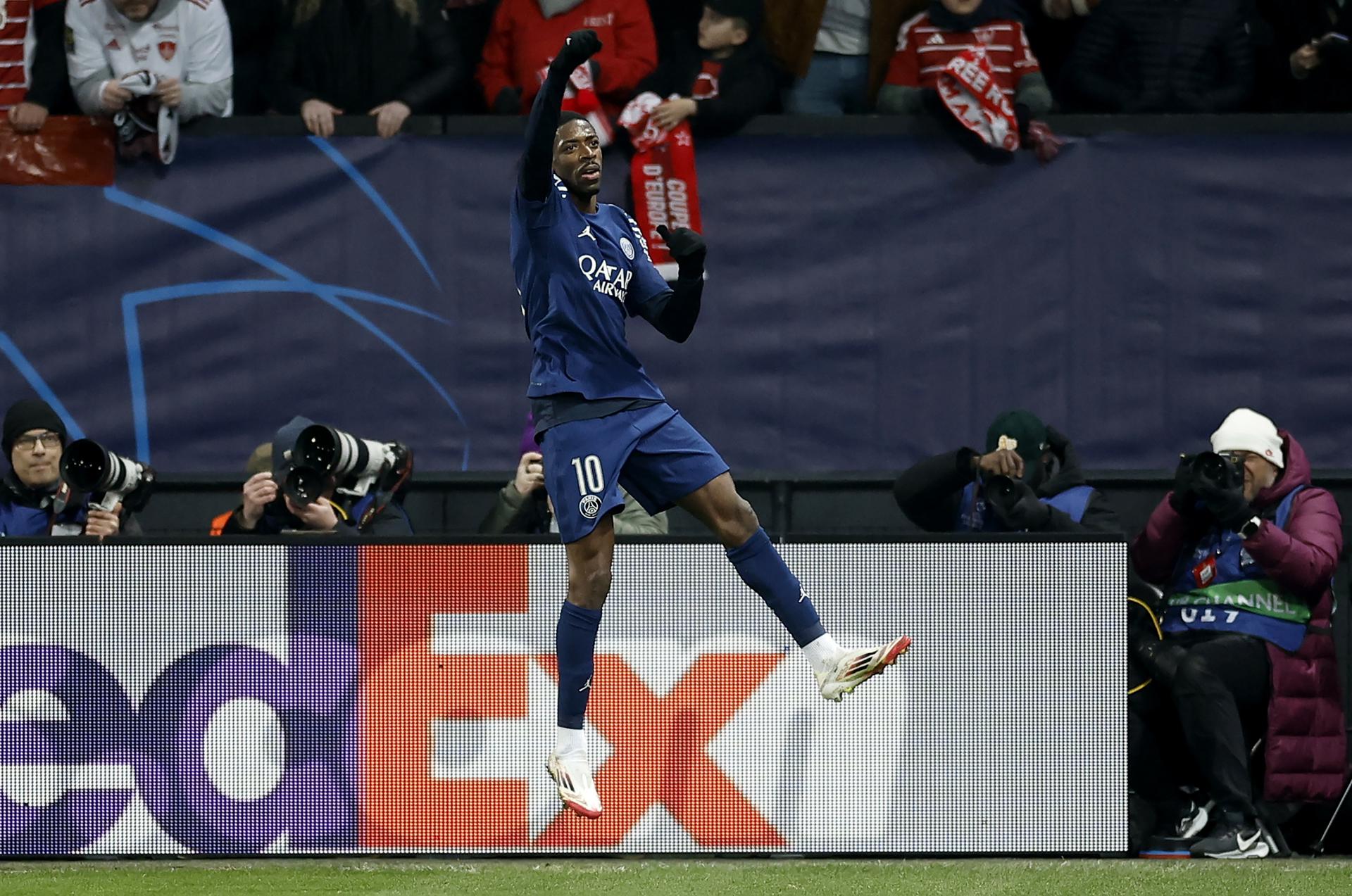 El extremo francés Ousmane Dembele celebra el segundo gol de su equipo durante el partido del playoff de la UEFA Champions League entre el Stade Brest y Paris Saint-Germain, en Guingamp, Francia. EFE/EPA/YOAN VALAT