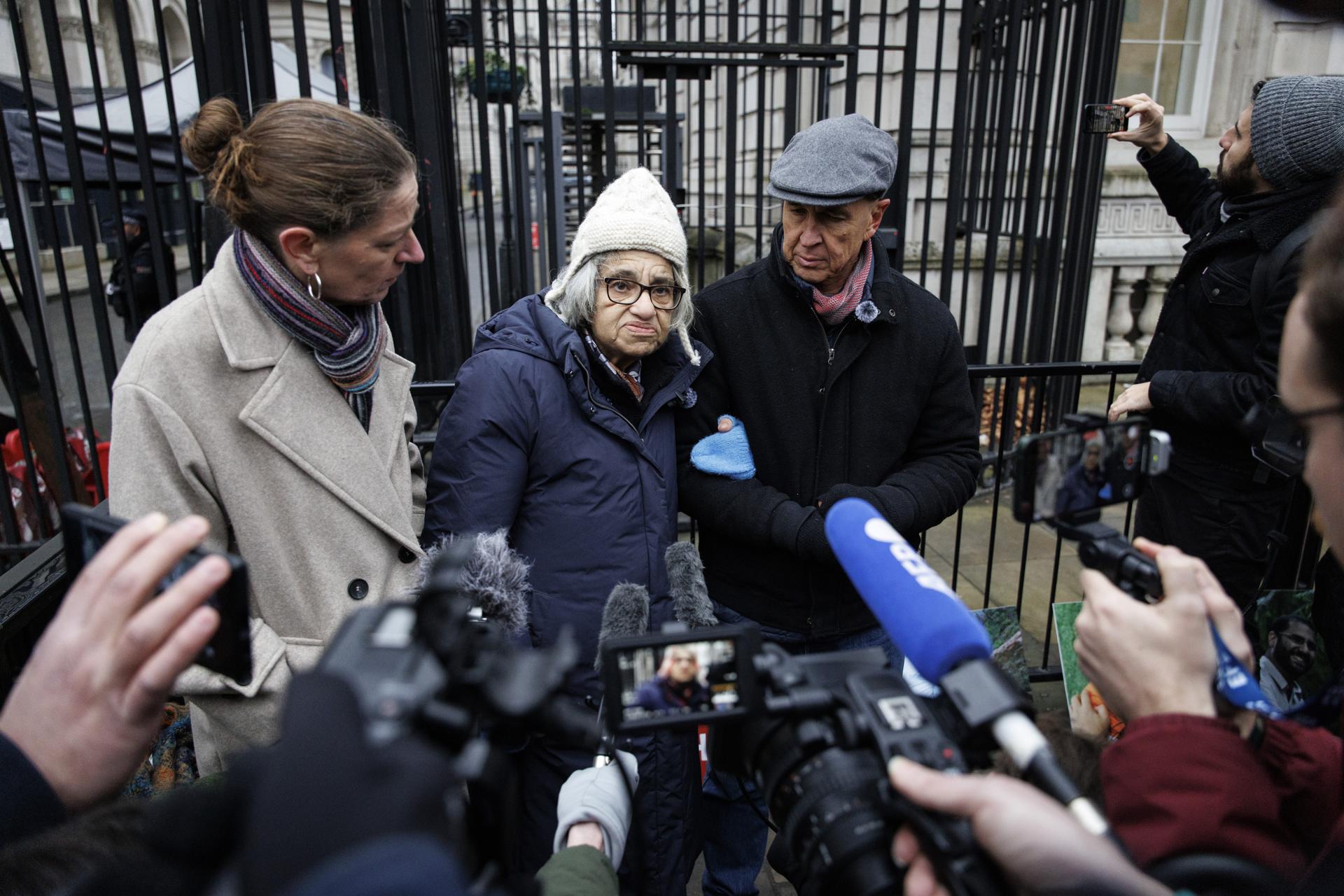 La activista egipcia Laila Soueif (C) hace una declaración a los miembros de los medios de comunicación frente a Downing Street sobre su hijo, el activista político egipcio-británico Alaa Abdel Fattah, en Londres, Reino Unido, 10 de febrero de 2025. Laila Soueif se encuentra en el día 134 de su huelga de hambre para exigir al gobierno británico que haga más progresos en la liberación de su hijo, quien ha estado encarcelado en Egipto por más de cinco años, y su regreso a Gran Bretaña. Egipto, Reino Unido, Londres EFE/EPA/TOLGA AKMEN