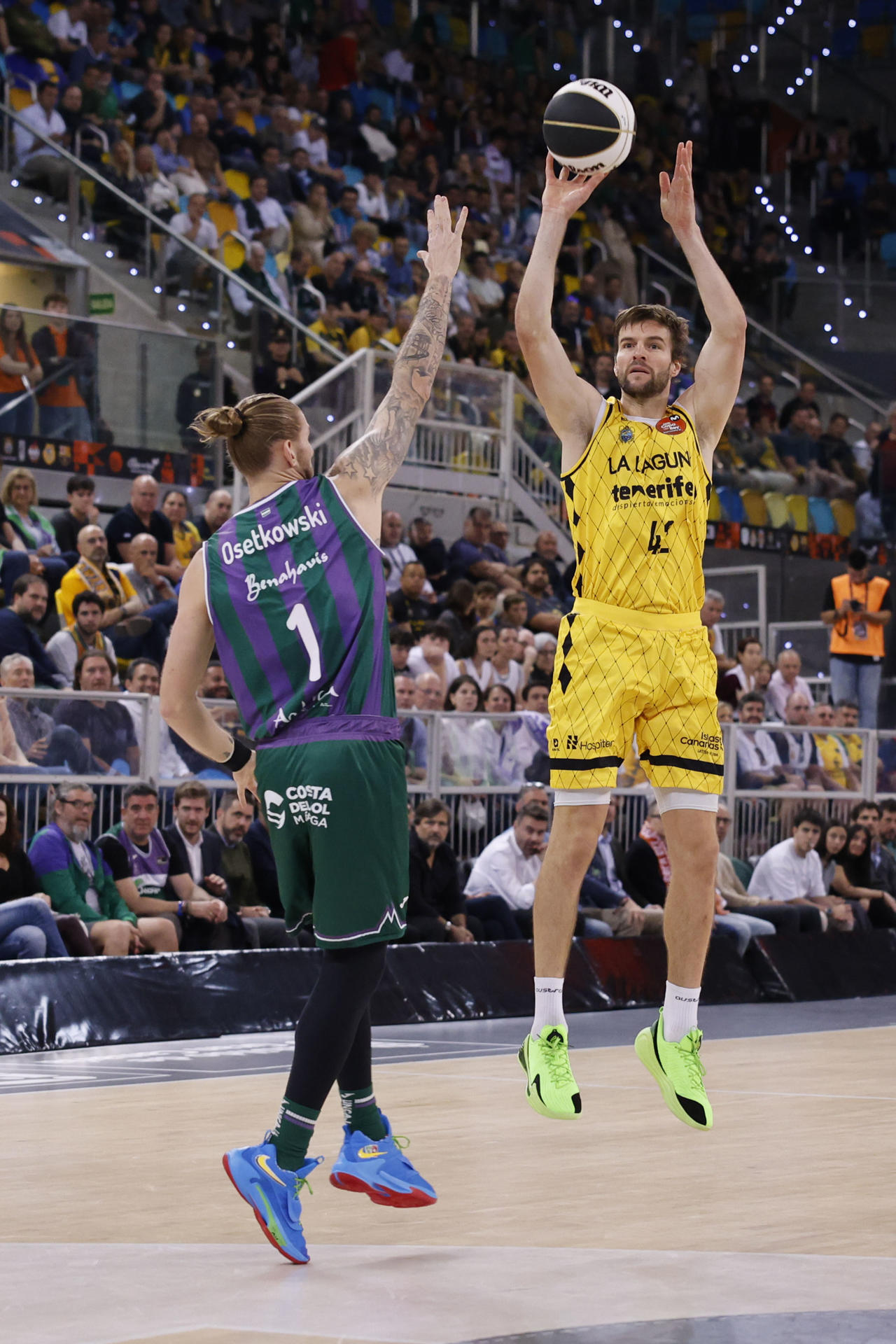 El alero canadiense de La Laguna Tenerife Aaron Doornekamp (d) lanza a canasta defendido por Dylan Osetkowski (i), de Unicaja, durante el primer partido de semifinales de la Copa del Rey que Unicaja Málaga y La Laguna Tenerife disputaron en el Gran Canaria Arena, en Las Palmas de Gran Canaria. EFE/Elvira Urquijo A.