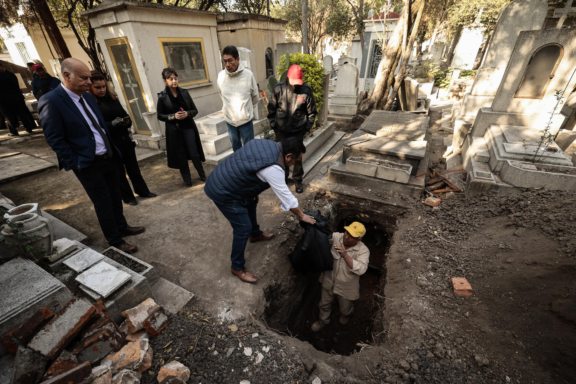 México.- Imagen de archivo del 7 de diciembre de 2024 de la exhumación de los restos del jurista español Rafael Altamira y de su esposa, Pilar Redondo, en el cementerio de Ciudad de México para comenzar a ser repatriados a España. EFE/ José Méndez