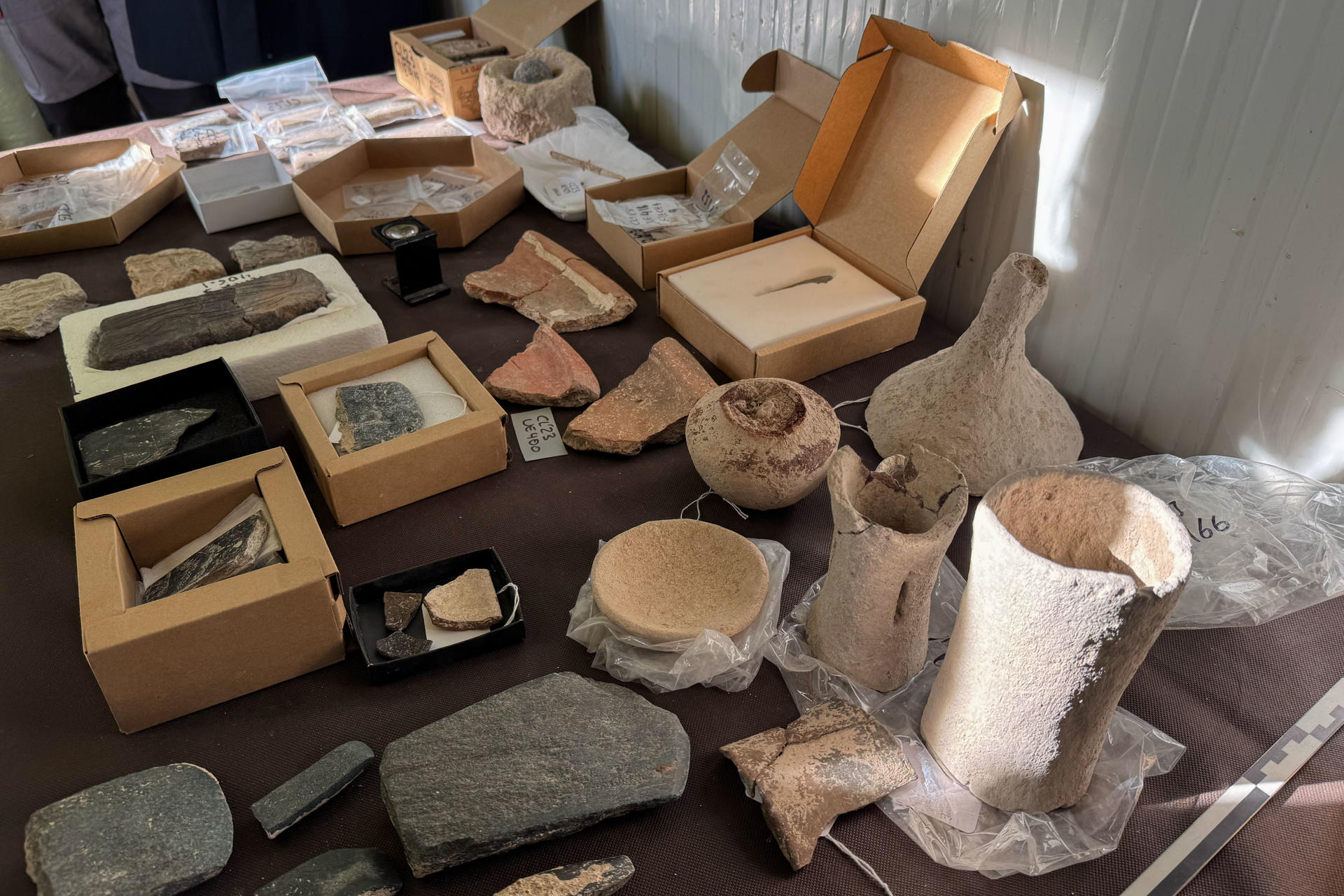 Rodeado de un mar de paneles solares en el término municipal de Almendralejo (Badajoz) se encuentra uno de los mayores descubrimientos arqueológicos de España en los últimos años: una fortificación de la Edad del Cobre con 5.000 años de antigüedad, el yacimiento Cortijo Lobato. EFE/Ana Picón
