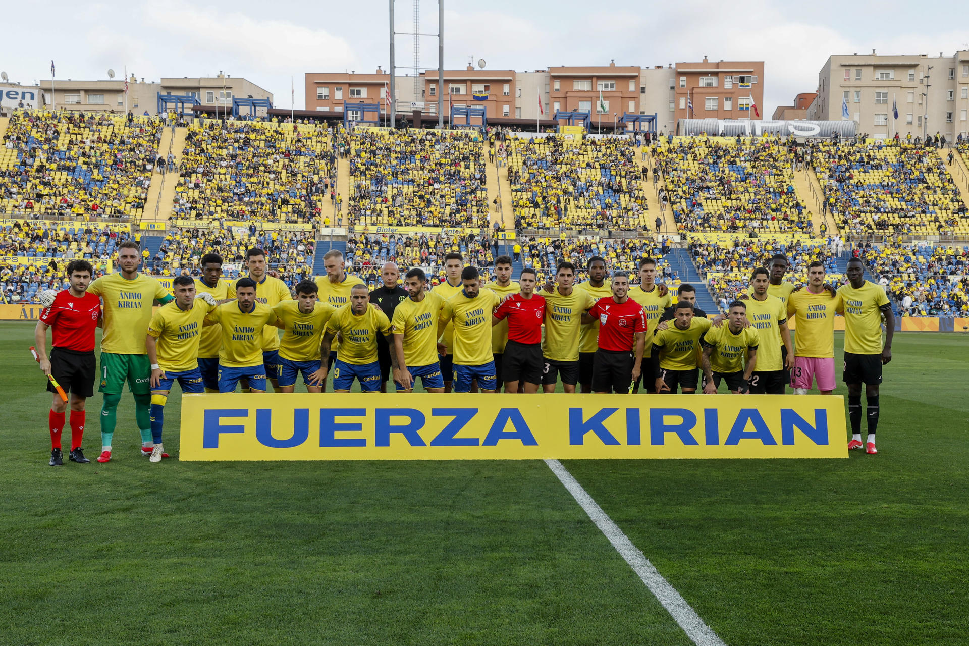 Los jugadores de Las Palmas posan con una pancarta de apoyo a su capitán, Kirian Rodríguez, al comienzo del partido de LaLiga de fútbol en el estadio Gran Canaria. EFE/Elvira Urquijo