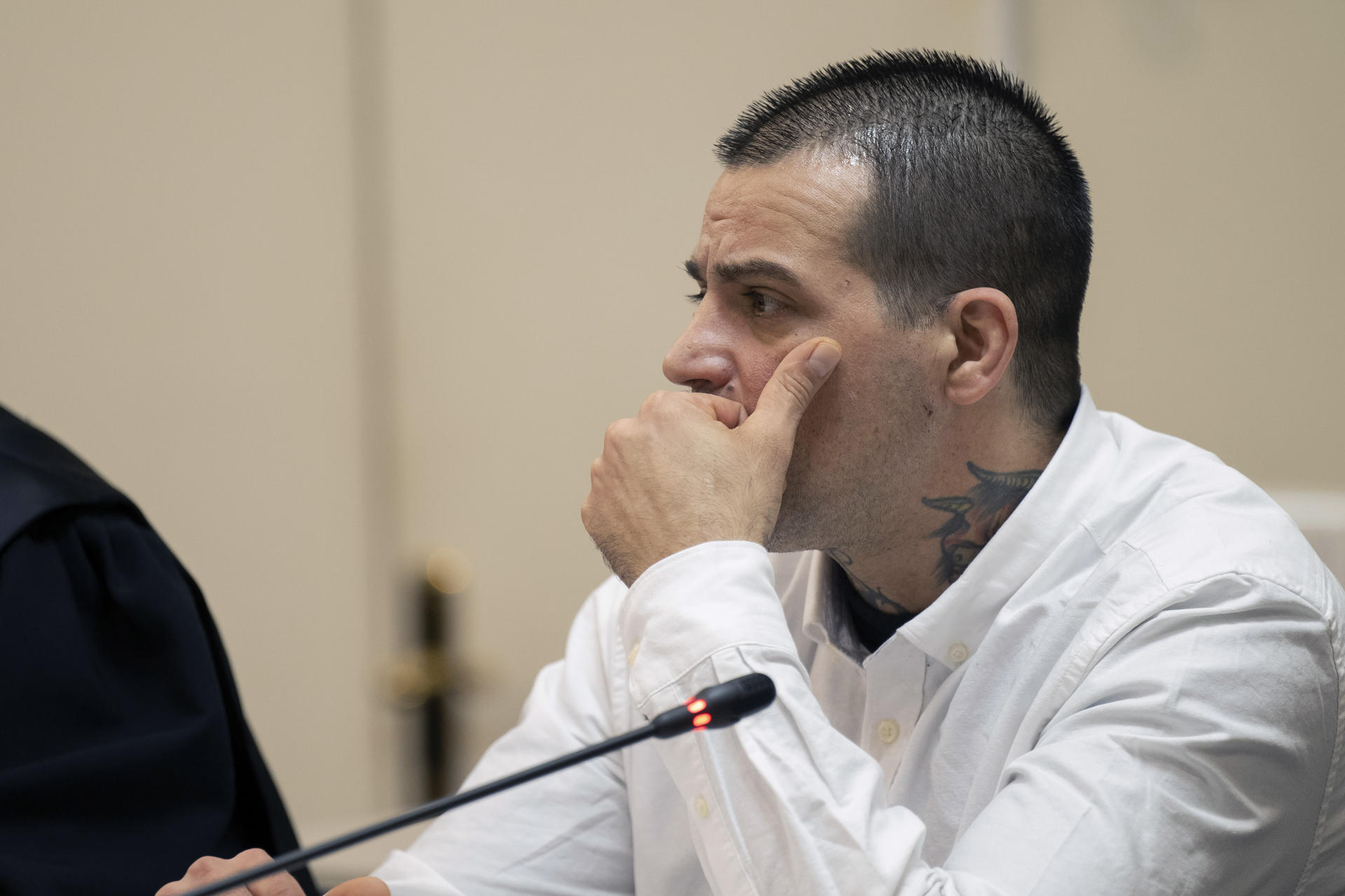 El acusado de matar a su mujer y su hija de once meses en la localidad cántabra de Liaño en 2021, el pasado viernes durante el juicio en la Audiencia de Cantabria, en Santander. EFE/Pedro Puente Hoyos