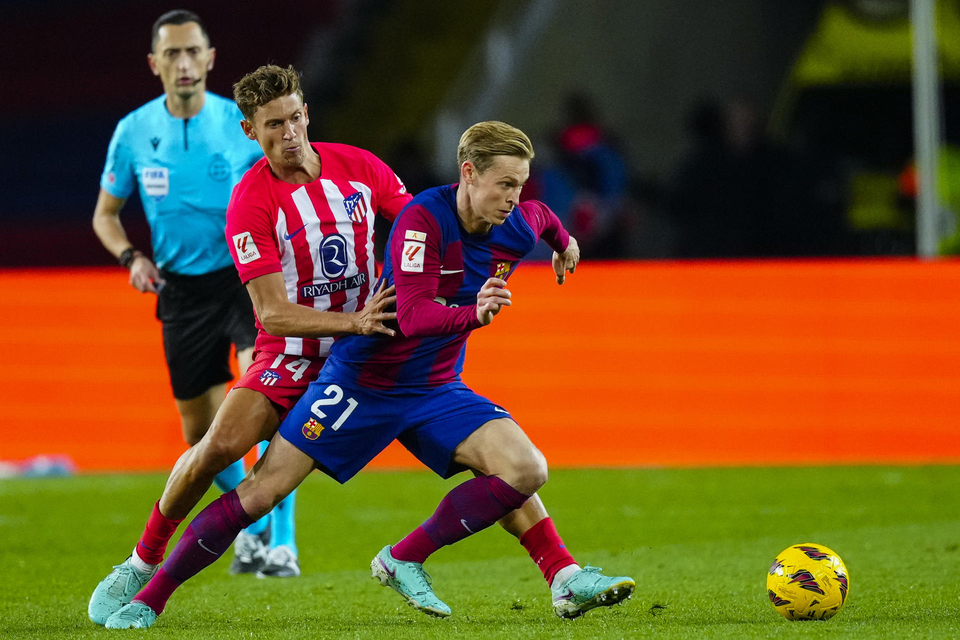 El centrocampista del Barcelona Frenkie de Jong (d) escapa de Marcos Llorente, del Atlético, en el Estadio Olímpico de Montjuic en foto de archivo de Enric Fontcuberta. EFe