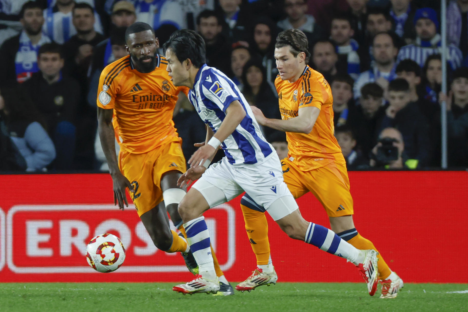 El centrocampista japonés de la Real Sociedad Take Kubo (c) en acción durante el primer partido de la semifinal de la Copa del Rey, entre la Real Sociedad y el Real Madrid, en el estadio Reale Arena de San Sebastián.EFE/ Juan Herrero