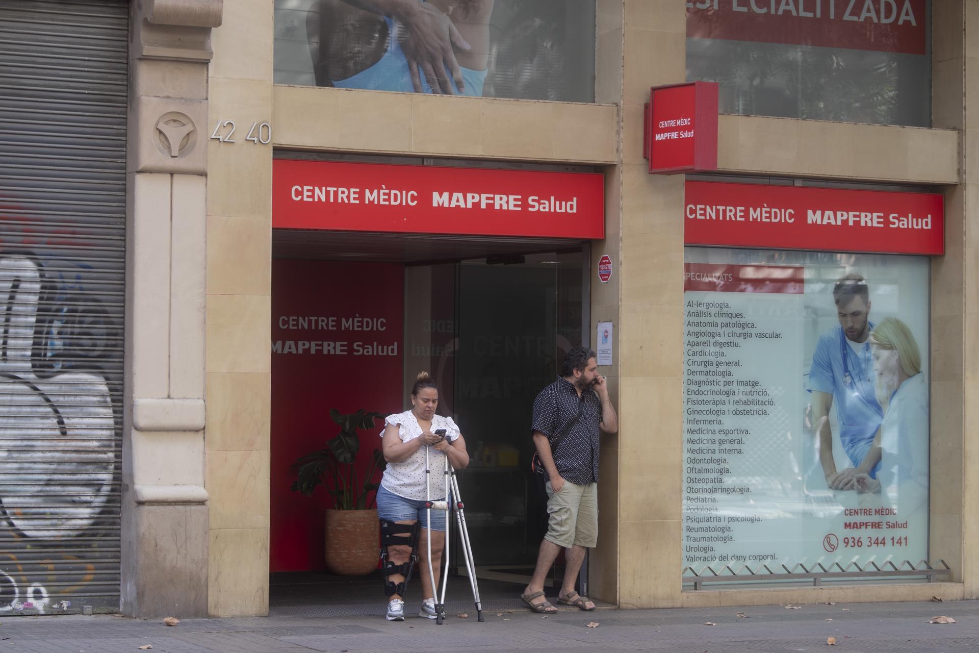 Imagen de archivo de usuarios a las puertas de un centro médico de la compañía de seguros privados Mapfre. EFE/Marta Pérez/yv