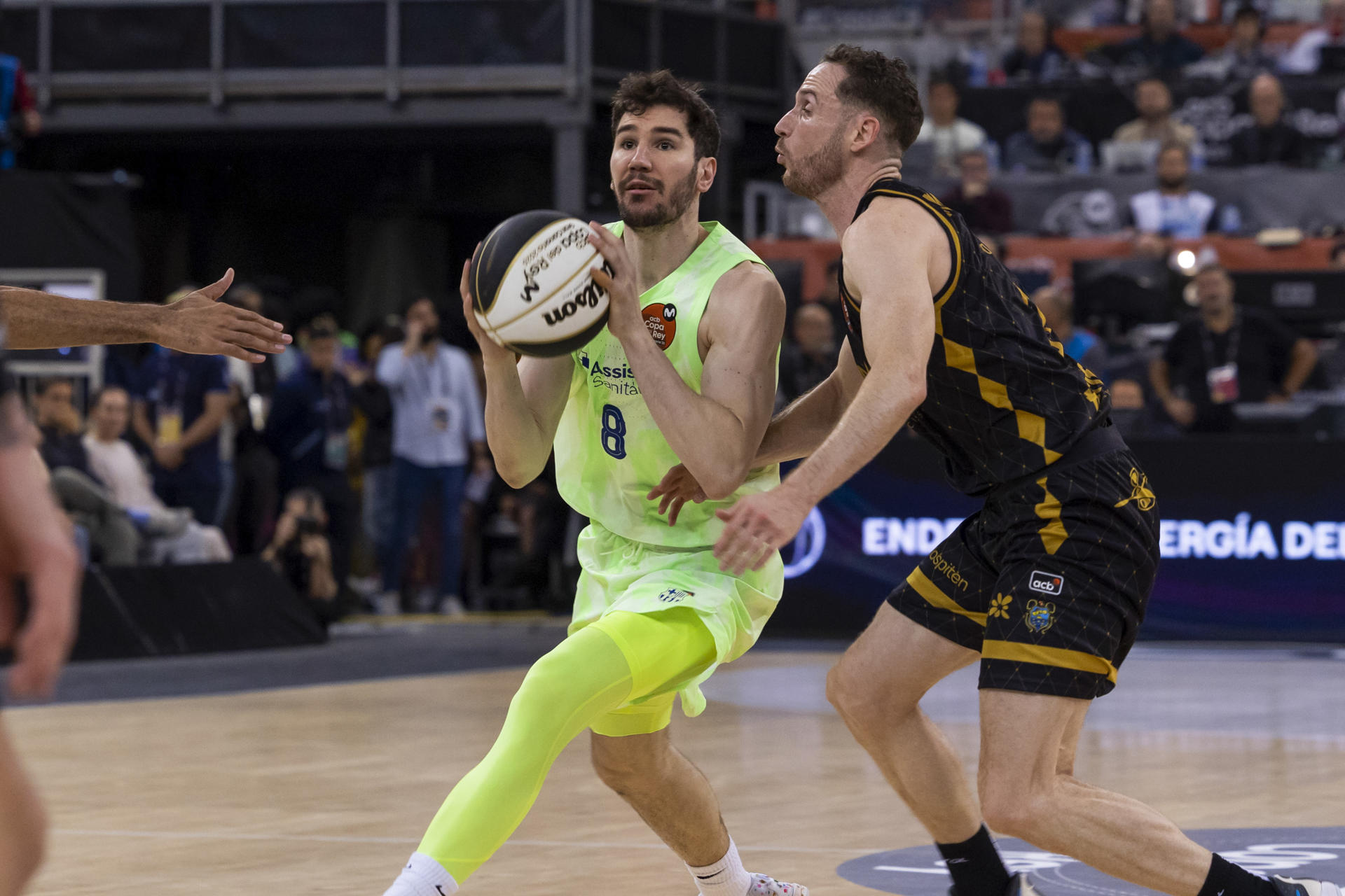 El base del Barça Darío Brizuela (i) supera a Marcelinho Huertas, del Laguna Tenerife, durante el partido de cuartos de final de la Copa del Rey del pasado jueves en el Gran Canaria Arena. EFE/ Quique Curbelo
