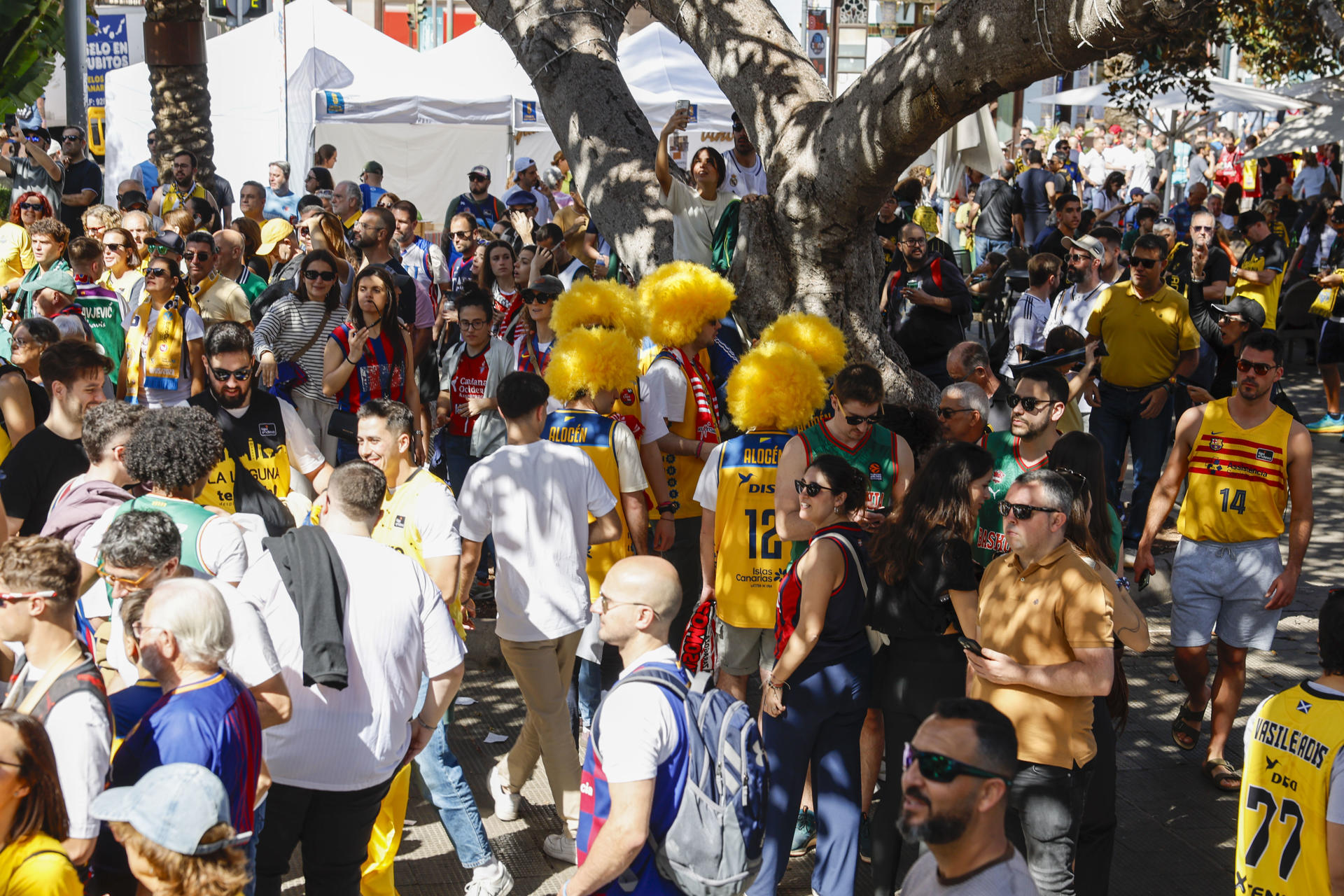 Miles de seguidores de diferentes equipos de baloncesto de toda España se congregaron este sábado en Las Palmas de Gran Canaria, que celebran con una marcha festiva por la calle de Triana el décimo aniversario del encuentro de aficiones de la Copa del Rey, justo en la ciudad donde empezó. EFE/ Elvira Urquijo A.