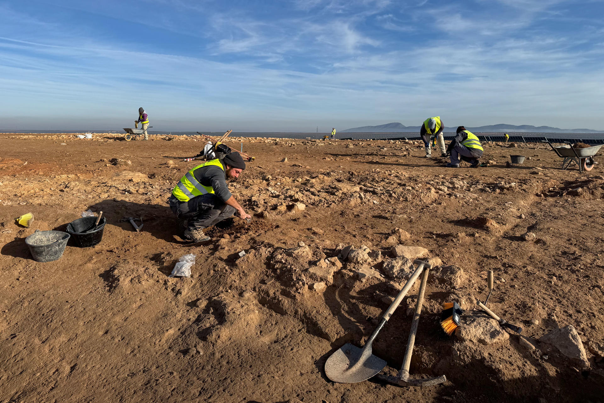 Rodeado de un mar de paneles solares en el término municipal de Almendralejo (Badajoz) se encuentra uno de los mayores descubrimientos arqueológicos de España en los últimos años: una fortificación de la Edad del Cobre con 5.000 años de antigüedad, el yacimiento Cortijo Lobato, . EFE/Ana Picón