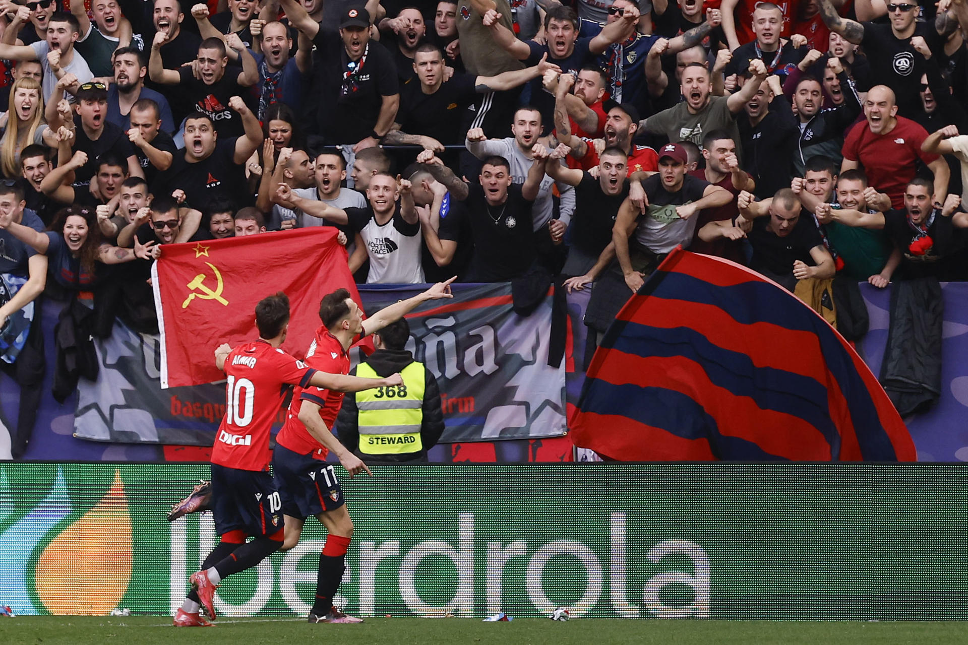 El delantero croata de Osasuna Ante Budimir (d), celebra su gol contra el Real Madrid, durante el partido de la jornada 24 de la LaLiga EA Sports, disputado en el estadio el Sadar de Pamplona. EFE/ Villar López