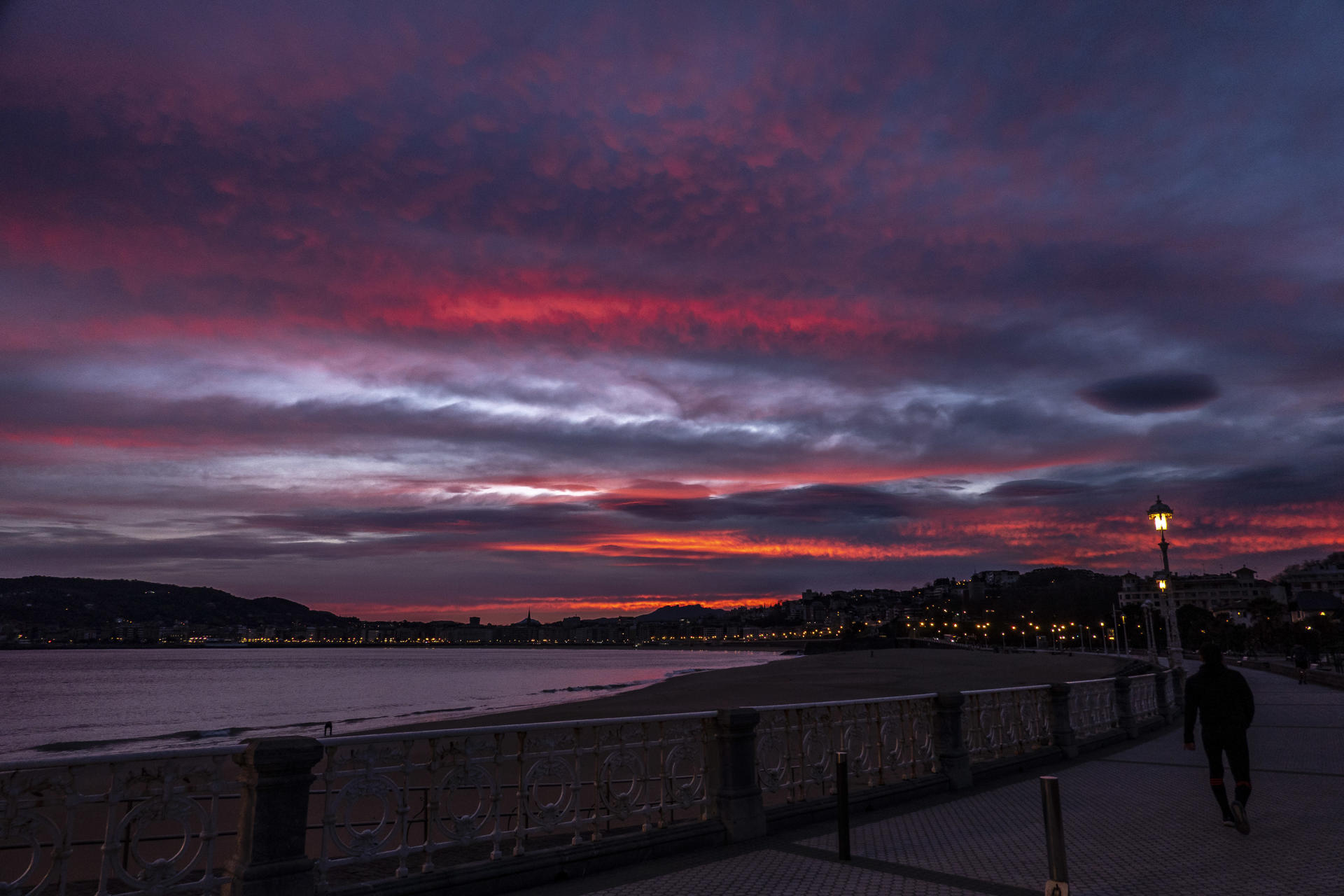 Vista del amanecer este lunes en San Sebastián. EFE/Javier Etxezarreta