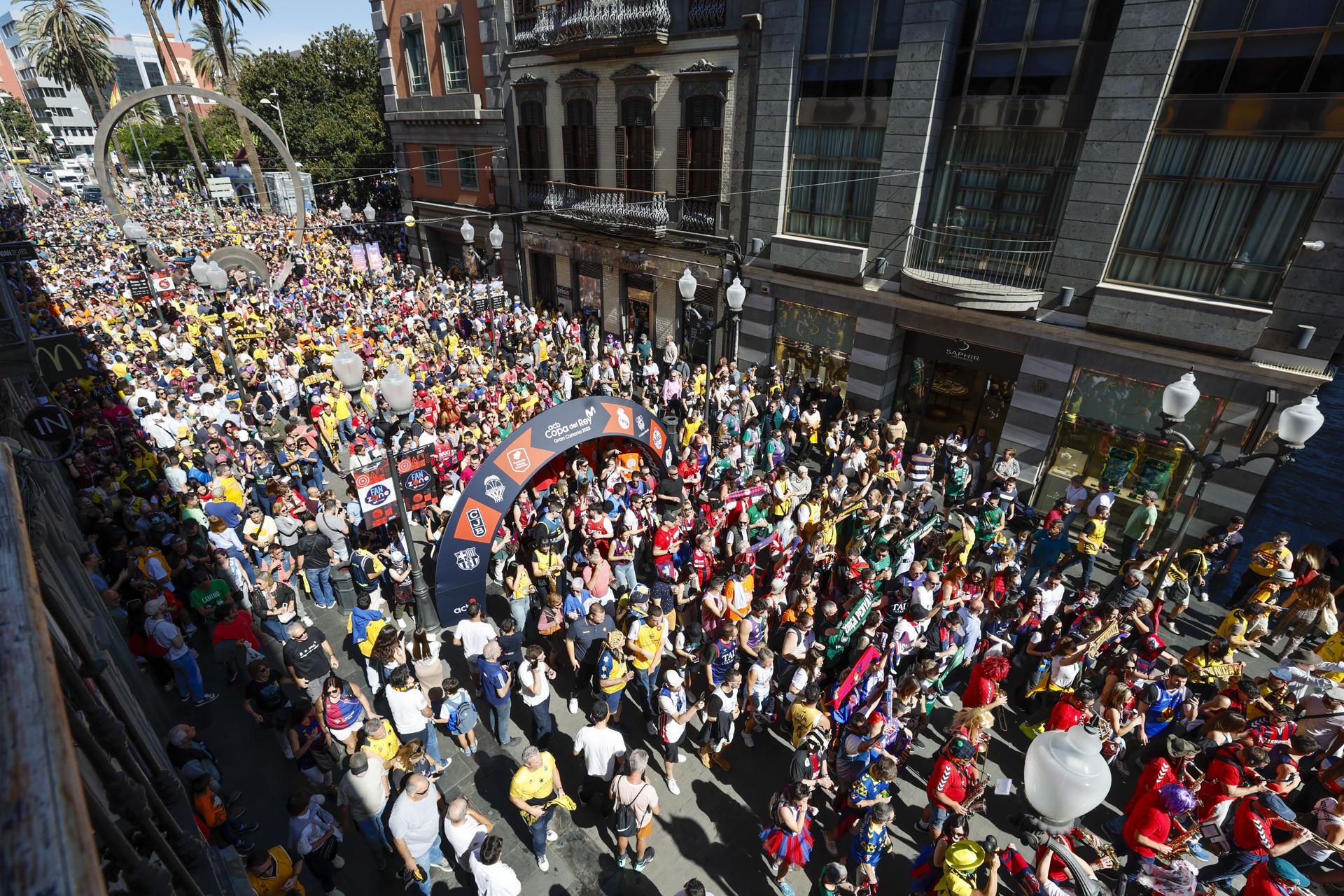 Miles de seguidores de diferentes equipos de baloncesto de toda España se congregaron este sábado en Las Palmas de Gran Canaria, que celebran con una marcha festiva por la calle de Triana el décimo aniversario del encuentro de aficiones de la Copa del Rey, justo en la ciudad donde empezó. EFE/ Elvira Urquijo A.