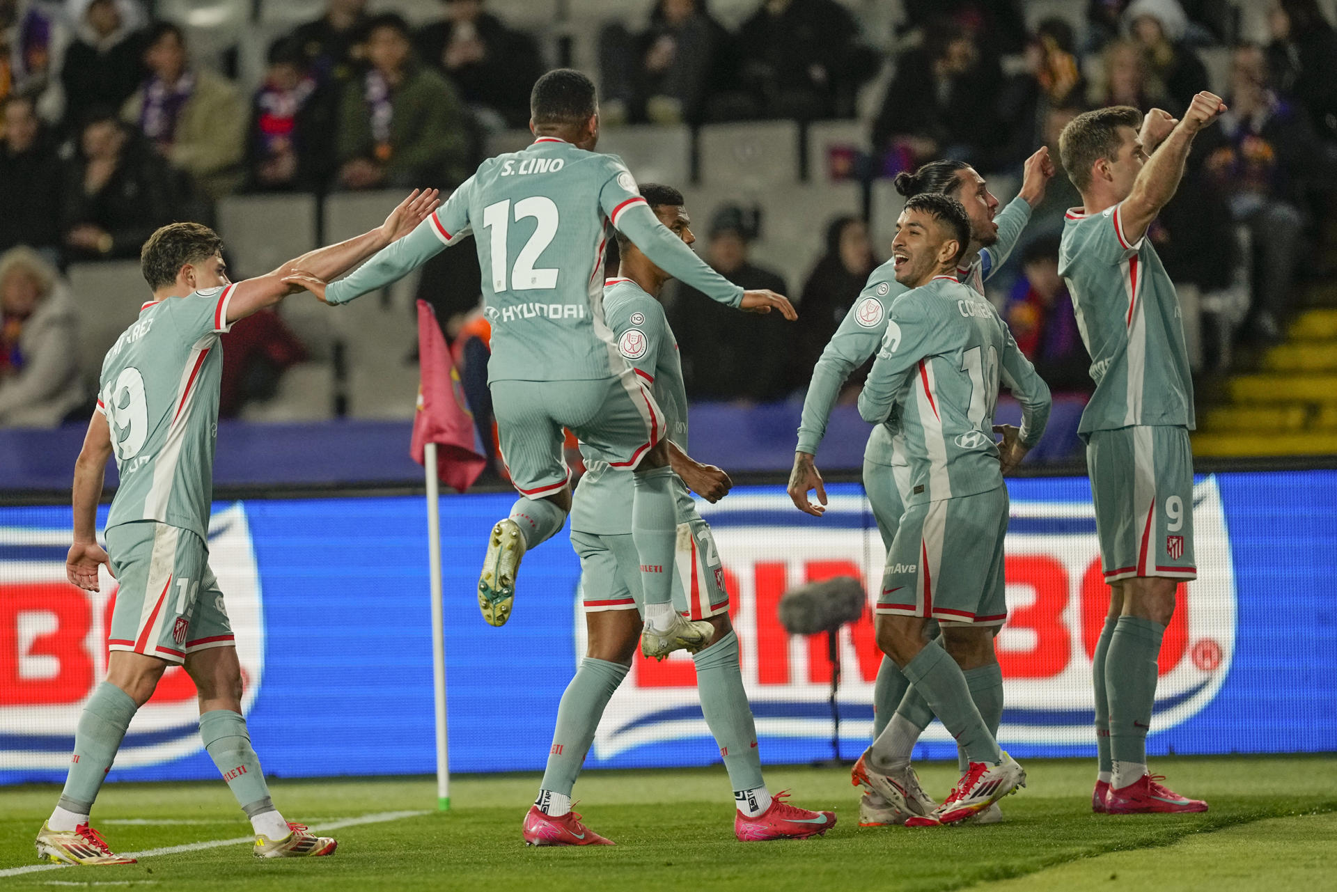 Los jugadores del Atlético de Madrid celebran el gol de Alexander Sørloth (d), cuarto gol del equipo colchonero, durante el partido de ida de las semifinales de la Copa del Rey que FC Barcelona y Atlético de Madrid disputaron en el estadio Olímpico Lluis Companys. EFE/Enric Fontcuberta